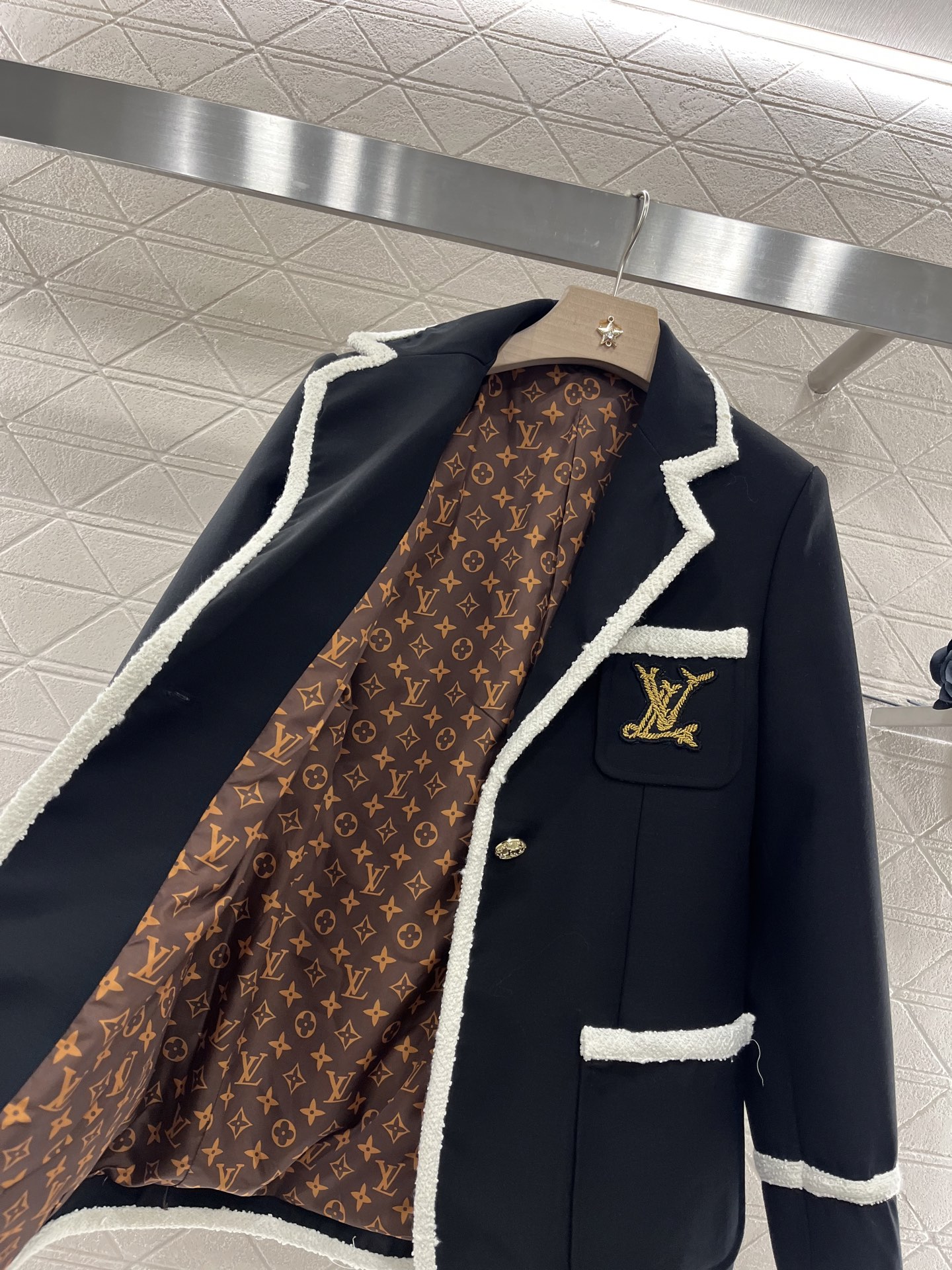 ♥Louis Vuitto*♥2025新品上架
       刺绣捆边西装外套
最新航海系列#定制YB进