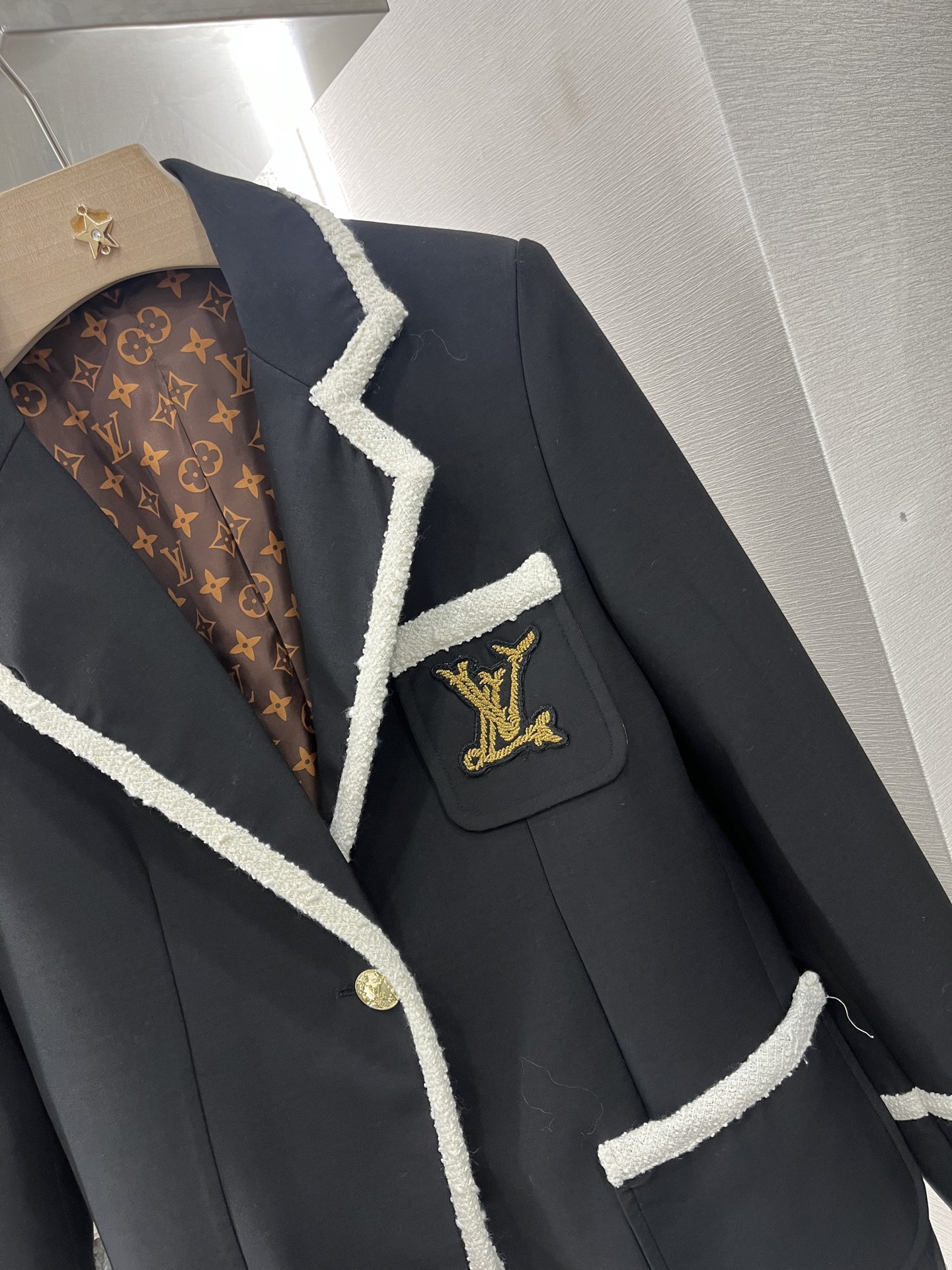 ♥Louis Vuitto*♥2025新品上架
       刺绣捆边西装外套
最新航海系列#定制YB进