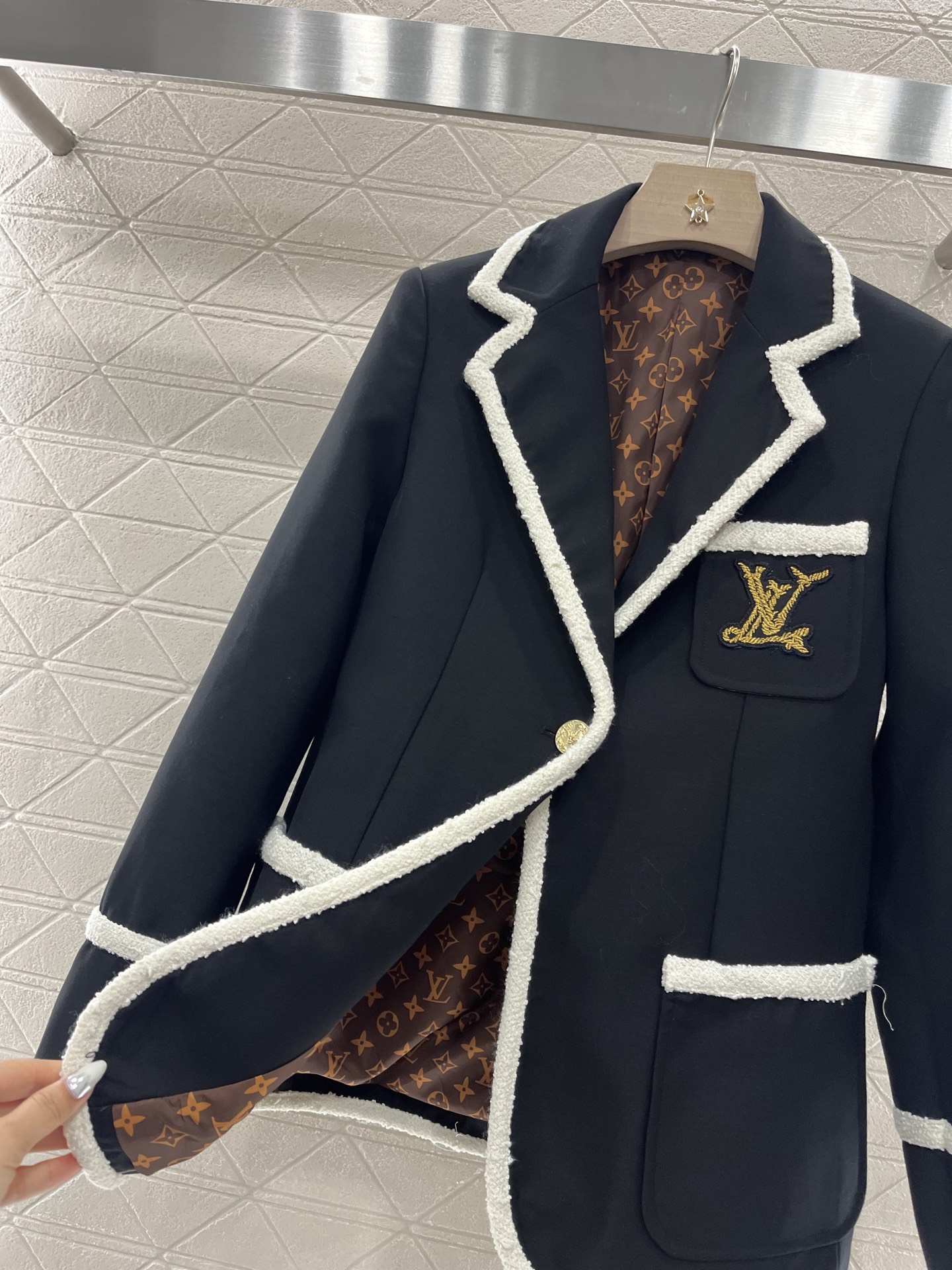 ♥Louis Vuitto*♥2025新品上架
       刺绣捆边西装外套
最新航海系列#定制YB进
