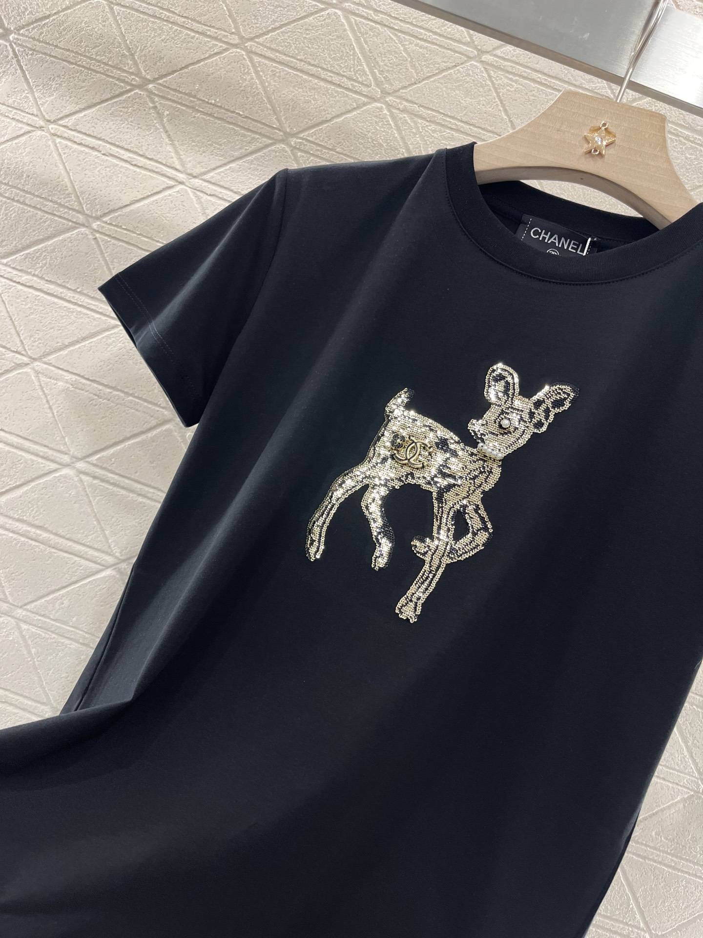 ♥Chane*♥2025新品上架
       重工钉珠𝑇𝑒𝑒
定制YB斜纹全棉材质 透气舒适 质感十足