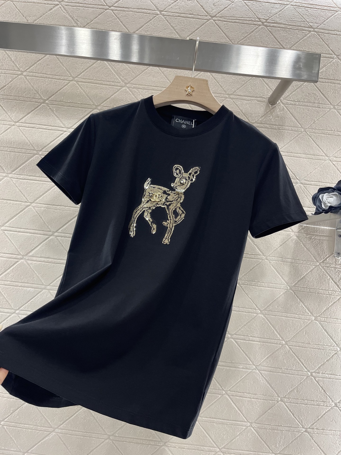 ♥Chane*♥2025新品上架
       重工钉珠𝑇𝑒𝑒
定制YB斜纹全棉材质 透气舒适 质感十足