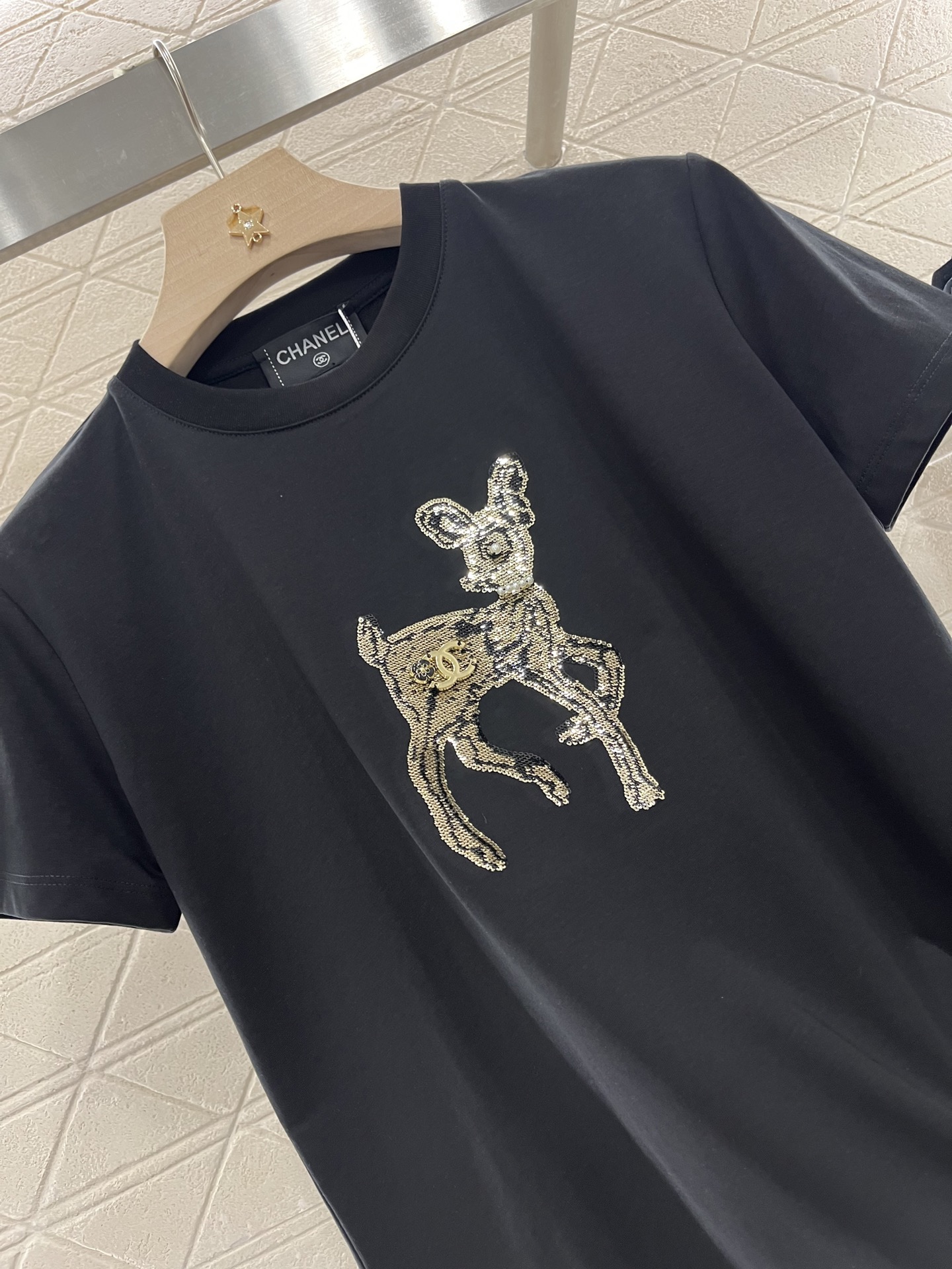 ♥Chane*♥2025新品上架
       重工钉珠𝑇𝑒𝑒
定制YB斜纹全棉材质 透气舒适 质感十足