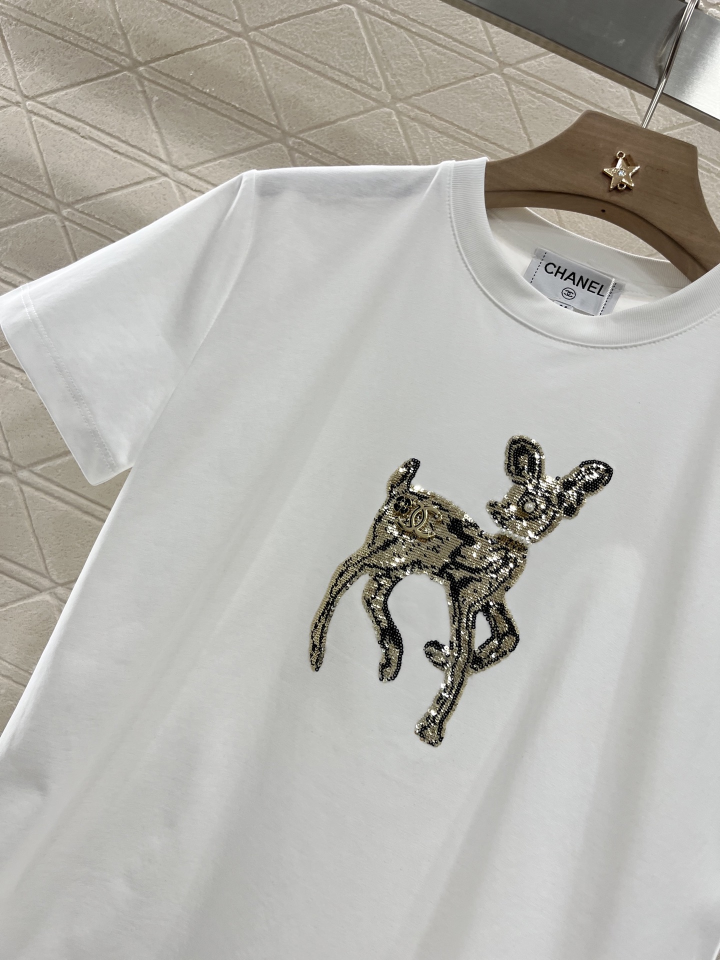♥Chane*♥2025新品上架
       重工钉珠𝑇𝑒𝑒
定制YB斜纹全棉材质 透气舒适 质感十足