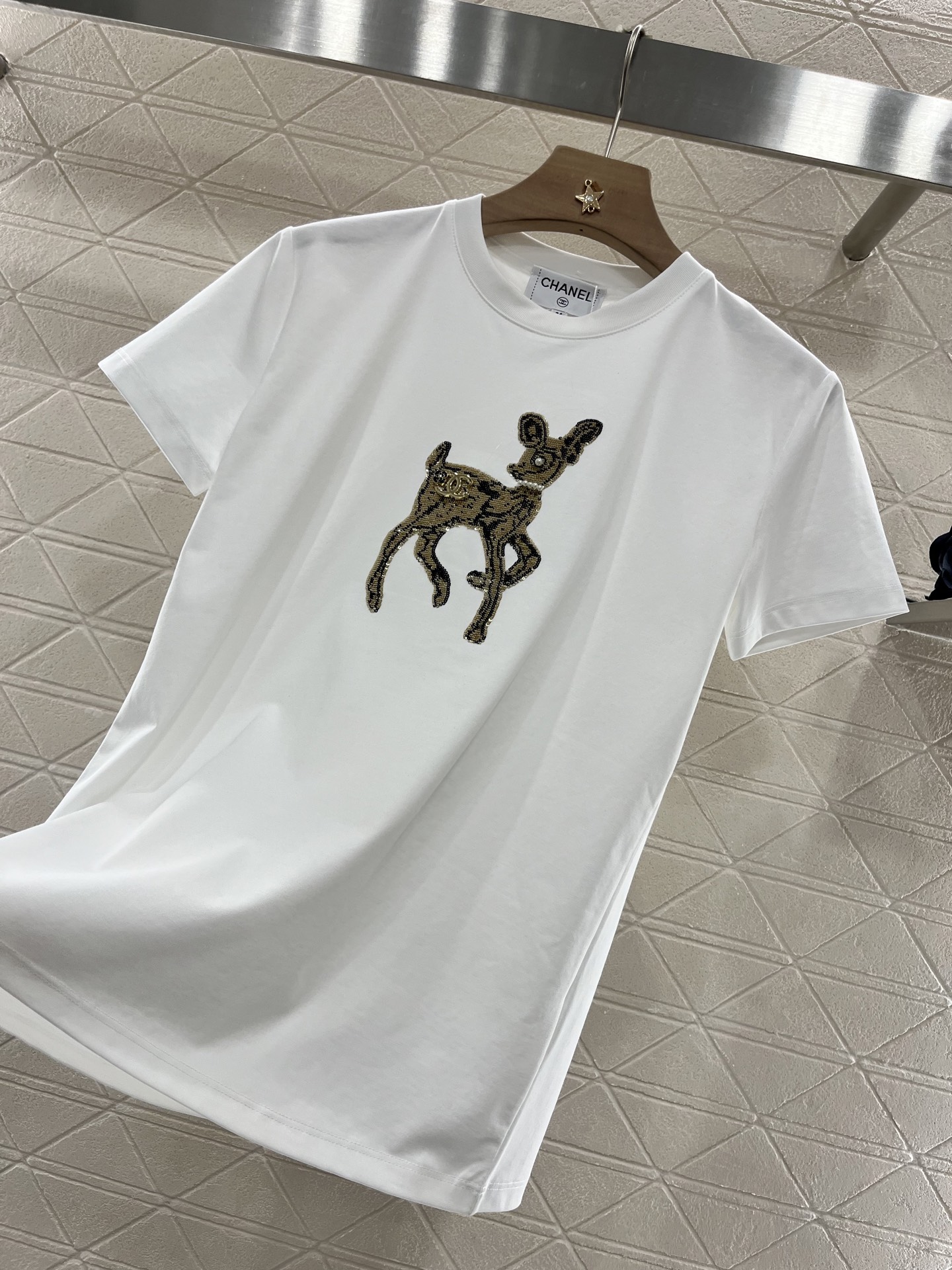 ♥Chane*♥2025新品上架
       重工钉珠𝑇𝑒𝑒
定制YB斜纹全棉材质 透气舒适 质感十足