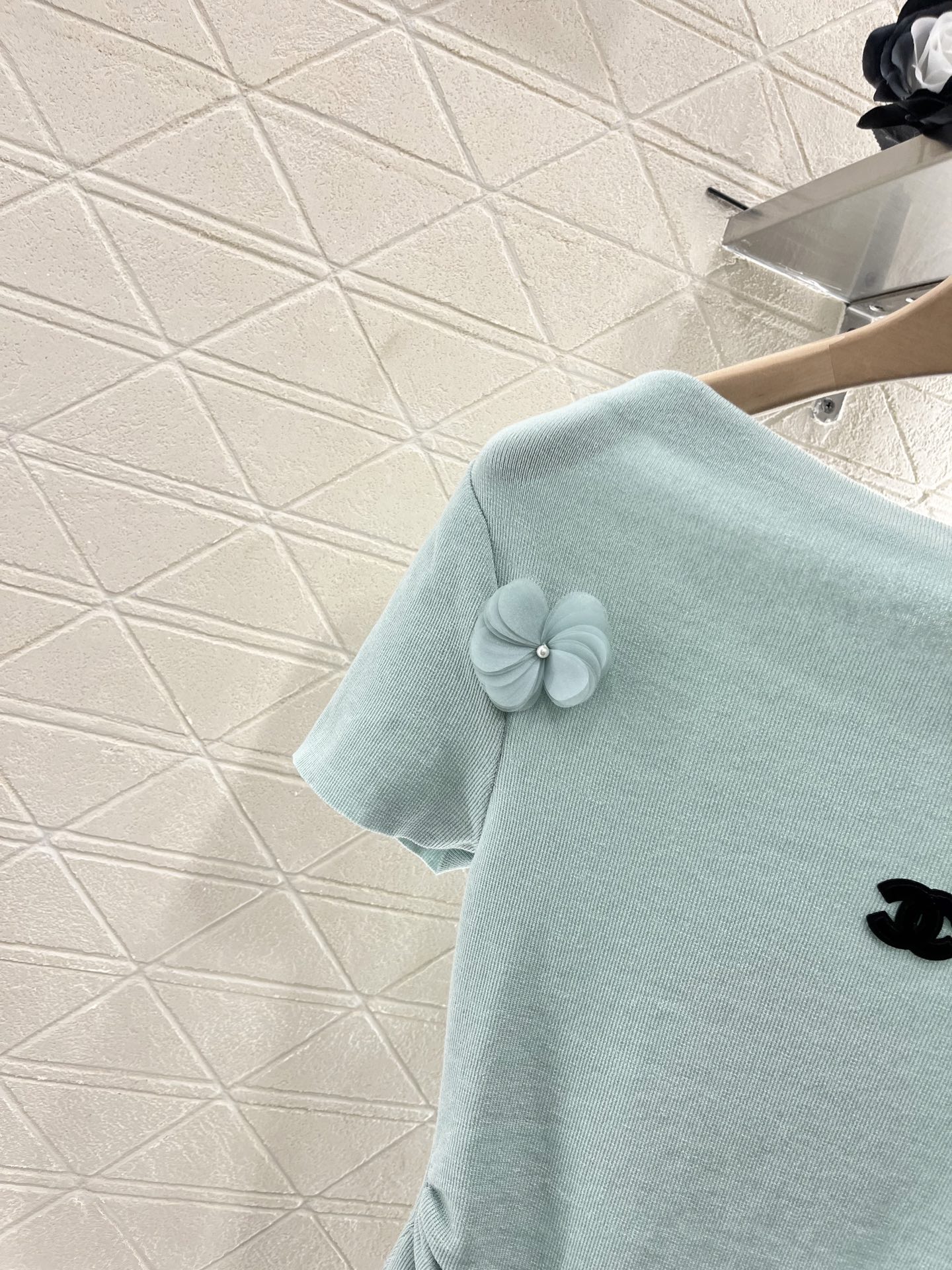 ♥Chane*♥2025新品上架
    立体花朵针织短袖上衣
定制YB羊毛纱线织造 弹力舒适 透气好穿