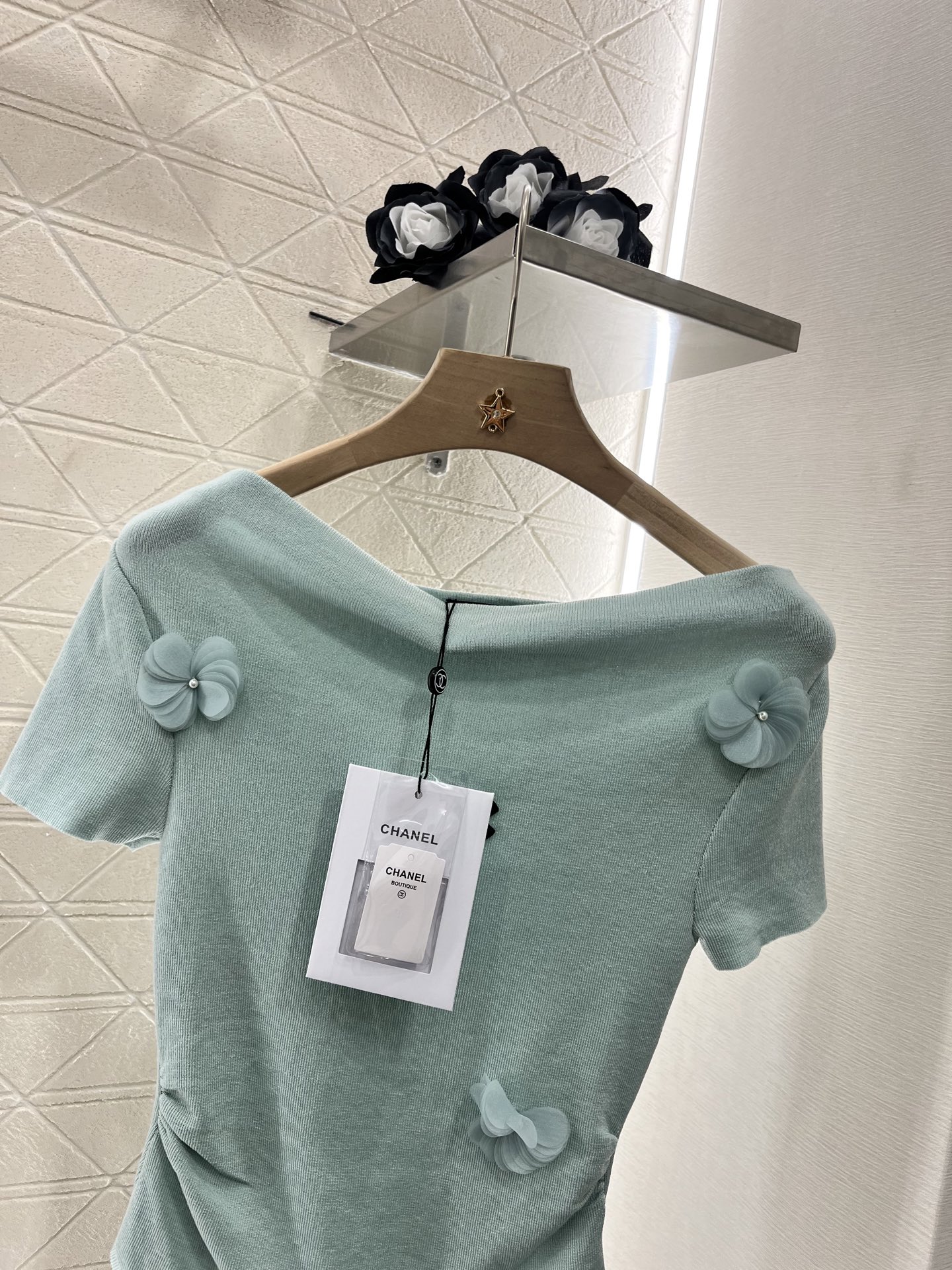 ♥Chane*♥2025新品上架
    立体花朵针织短袖上衣
定制YB羊毛纱线织造 弹力舒适 透气好穿