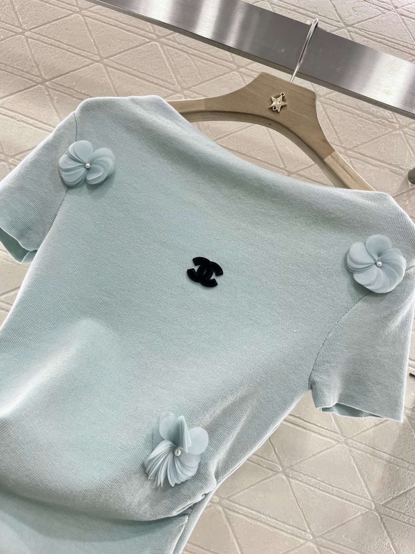 ♥Chane*♥2025新品上架
    立体花朵针织短袖上衣
定制YB羊毛纱线织造 弹力舒适 透气好穿