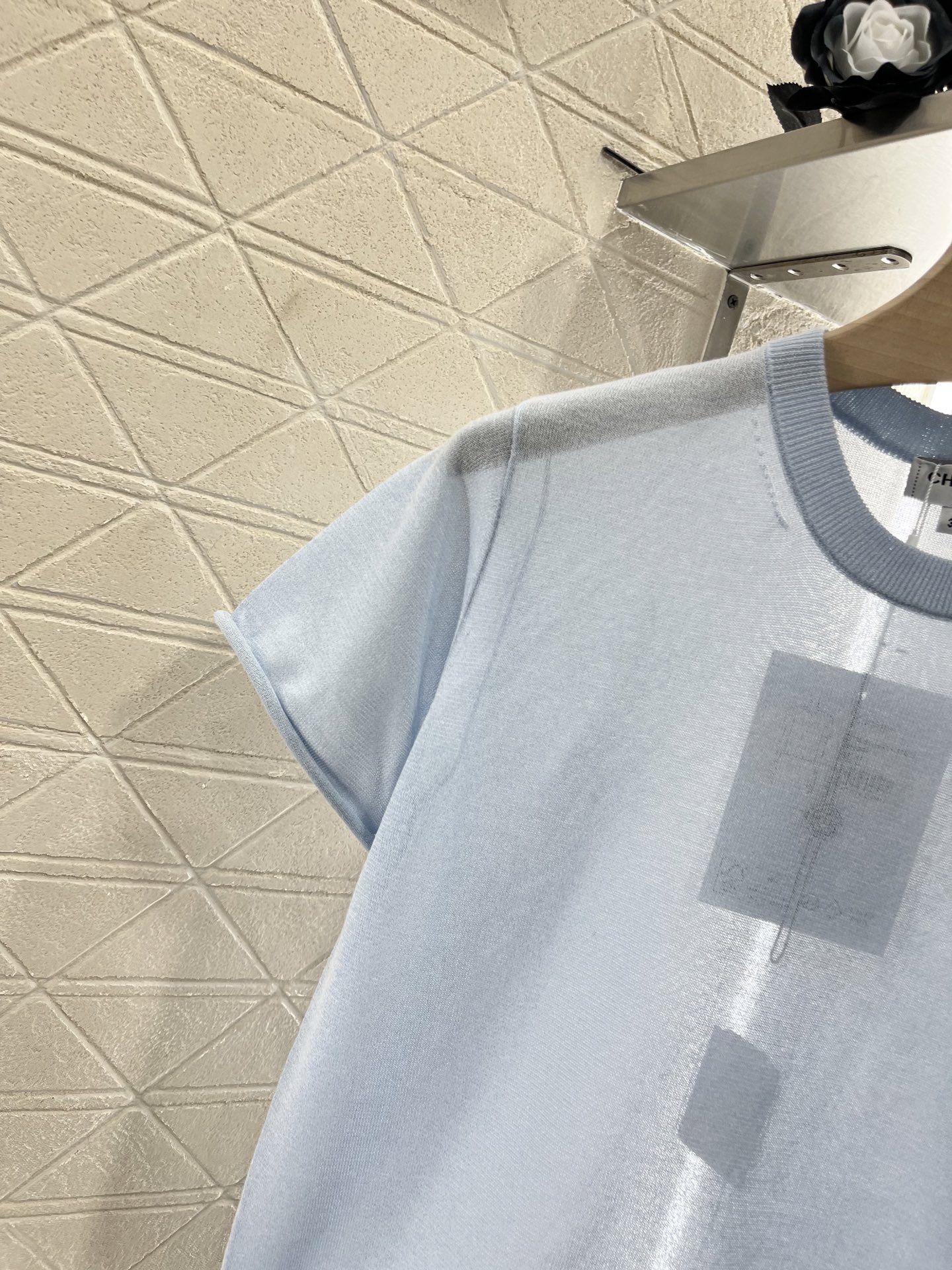 ♥Chane*♥2025新品上架
    微透短袖针织上衣
定制YB全棉纱线织造 细腻轻透 柔软舒适 圆