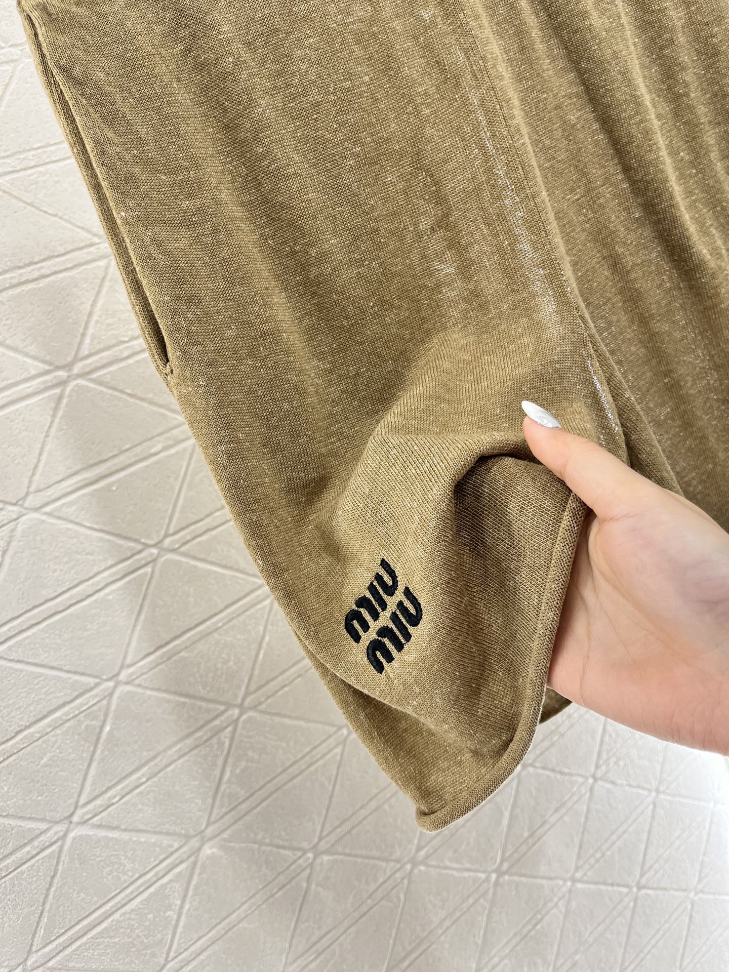 ♥Miumi*♥2025新品上架
    翻领短袖上衣短裙套装
定制YB亚麻纱线织造 细腻肌理 养肤透气