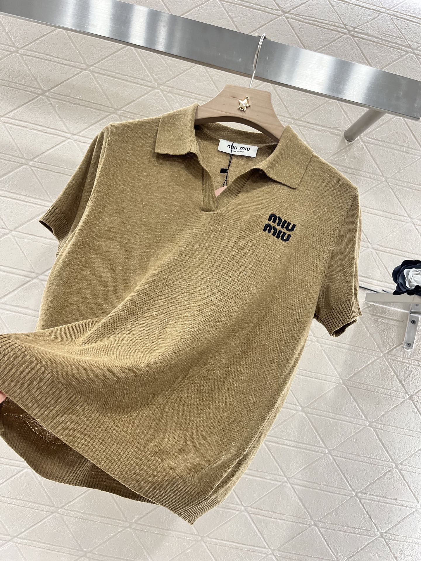 ♥Miumi*♥2025新品上架
    翻领短袖上衣短裙套装
定制YB亚麻纱线织造 细腻肌理 养肤透气