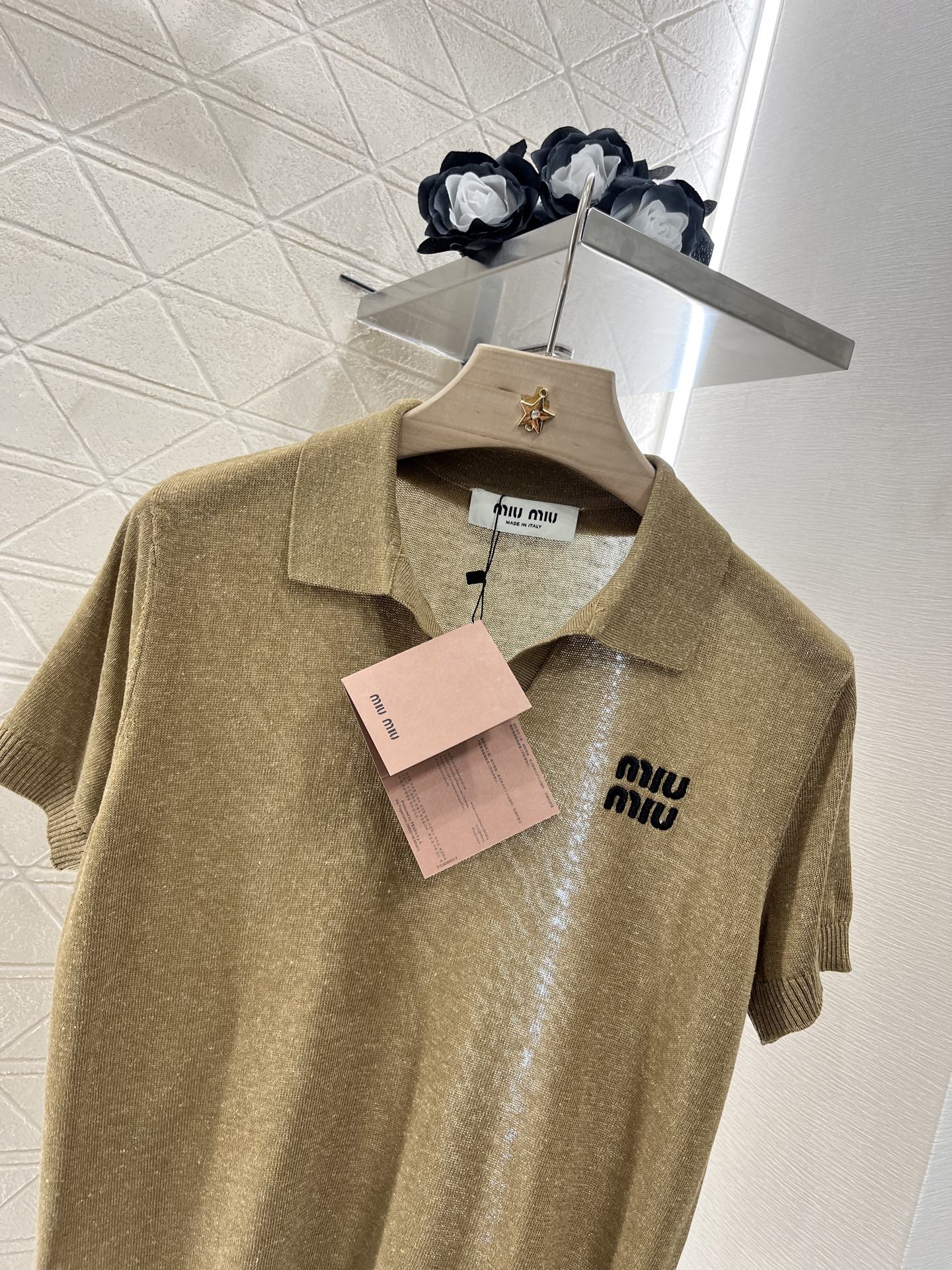 ♥Miumi*♥2025新品上架
    翻领短袖上衣短裙套装
定制YB亚麻纱线织造 细腻肌理 养肤透气