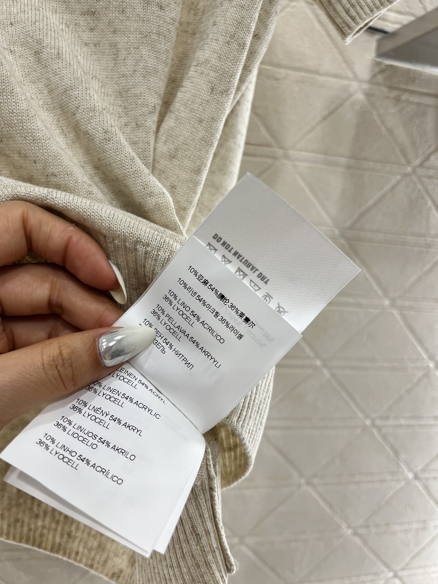♥Miumi*♥2025新品上架
    翻领短袖上衣短裙套装
定制YB亚麻纱线织造 细腻肌理 养肤透气