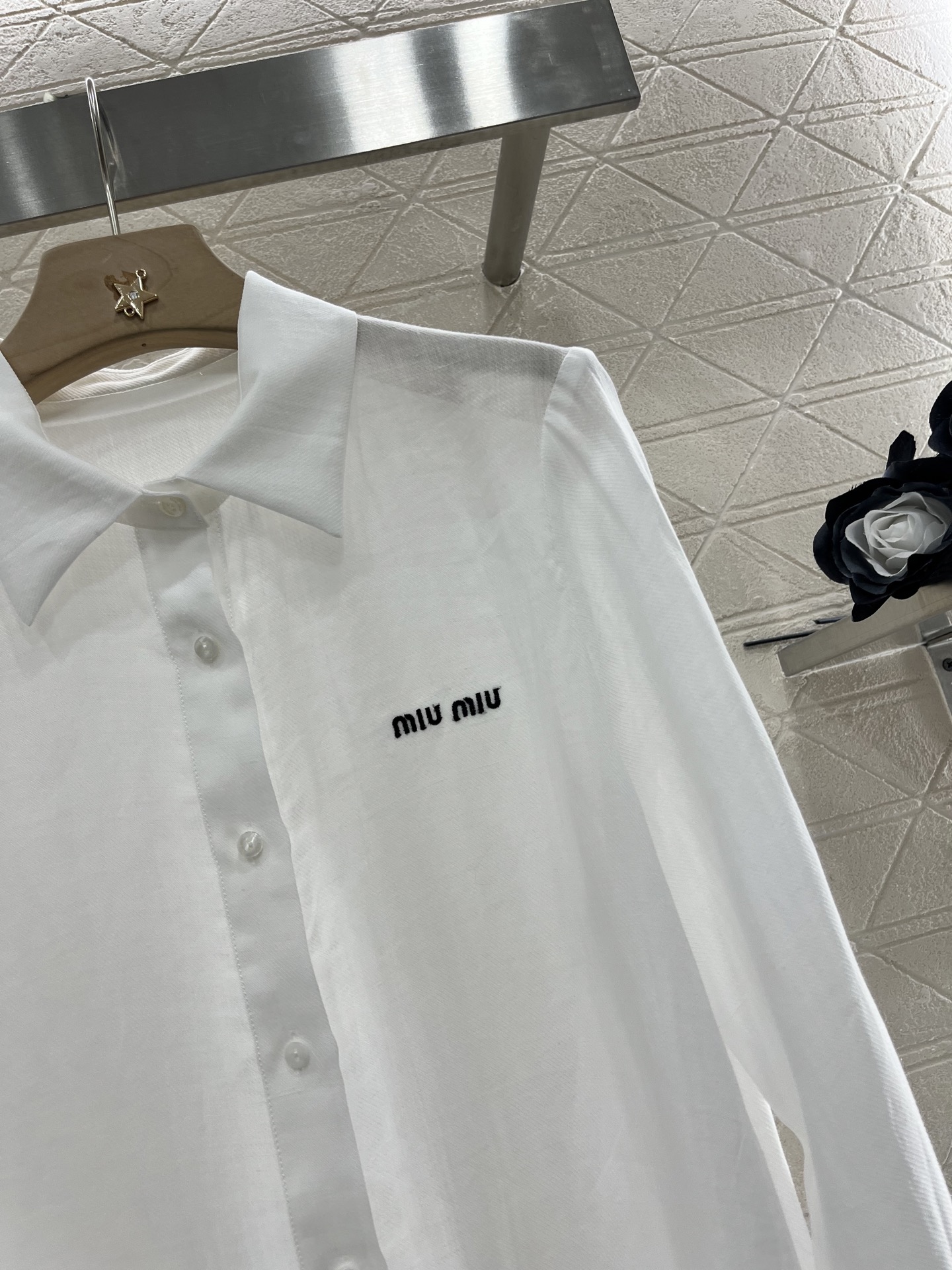 ♥Miumi*♥2025新品上架
     字母亚麻衬衫
定制YB亚麻人棉材质 质感舒适细腻 翻领正肩宽