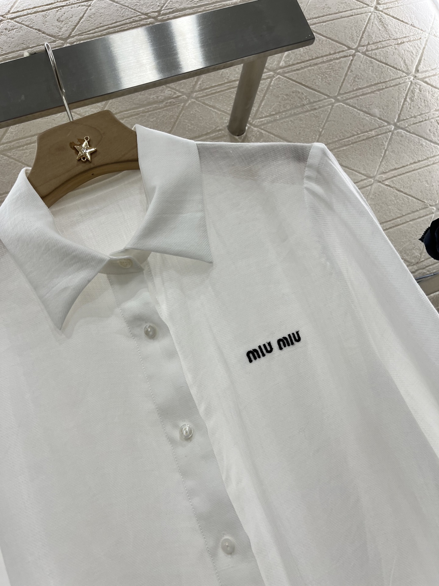 ♥Miumi*♥2025新品上架
     字母亚麻衬衫
定制YB亚麻人棉材质 质感舒适细腻 翻领正肩宽