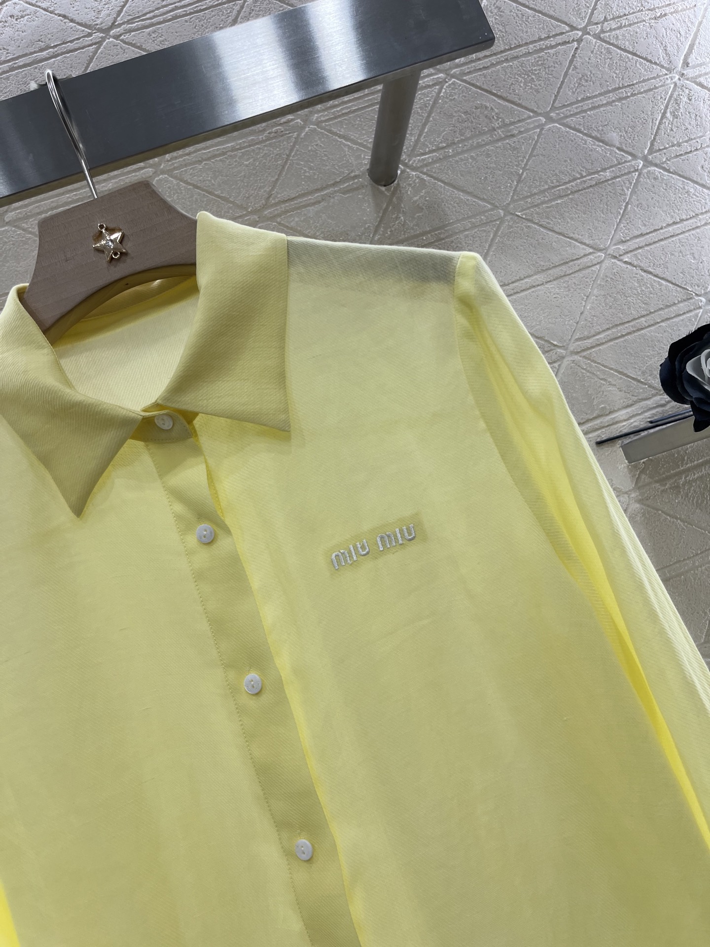 ♥Miumi*♥2025新品上架
     字母亚麻衬衫
定制YB亚麻人棉材质 质感舒适细腻 翻领正肩宽