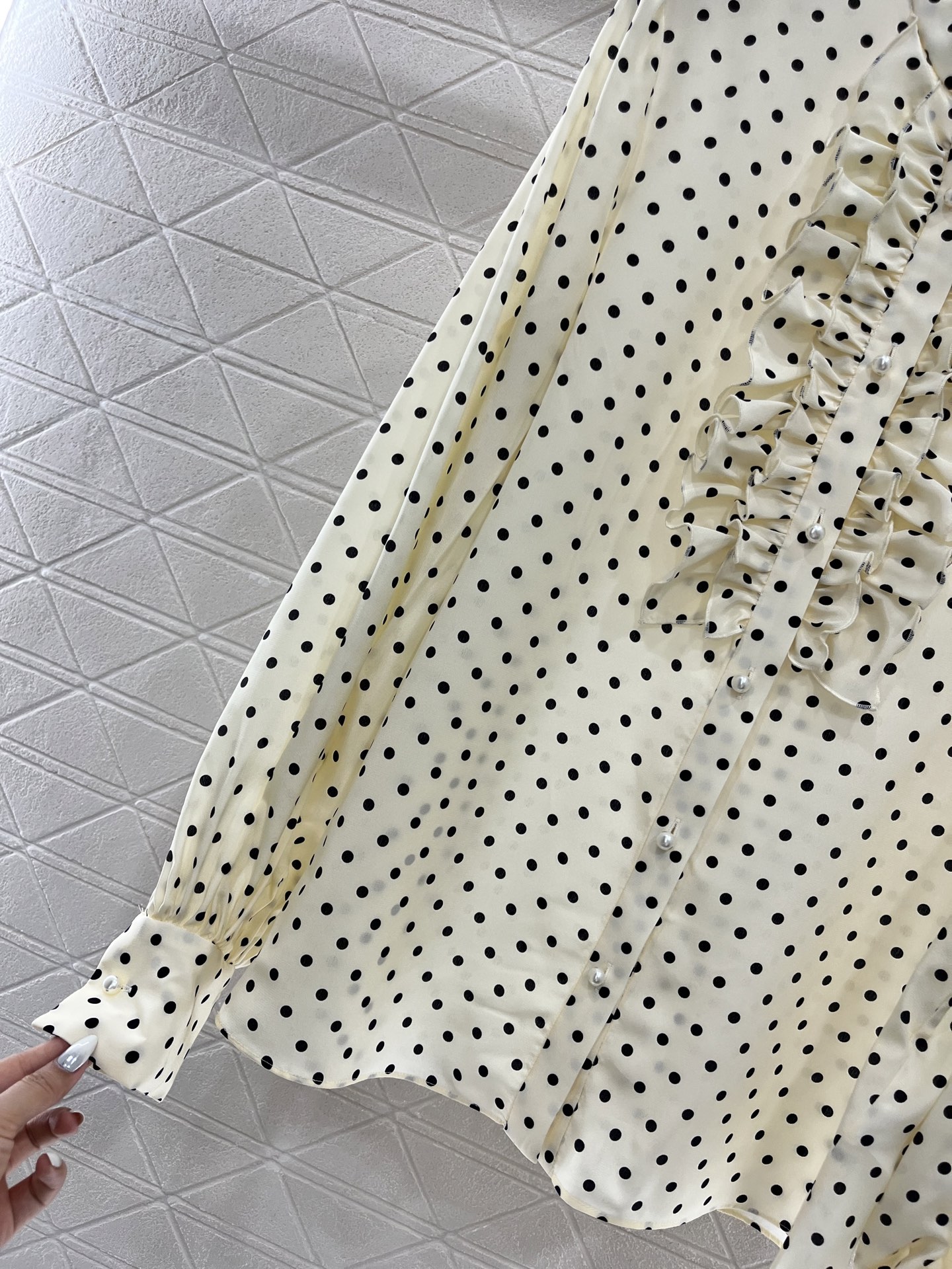 ♥Valentin*♥2025新品上架
    木耳边波点真丝衬衫
定制YB百分百桑蚕丝材质 质感光泽 