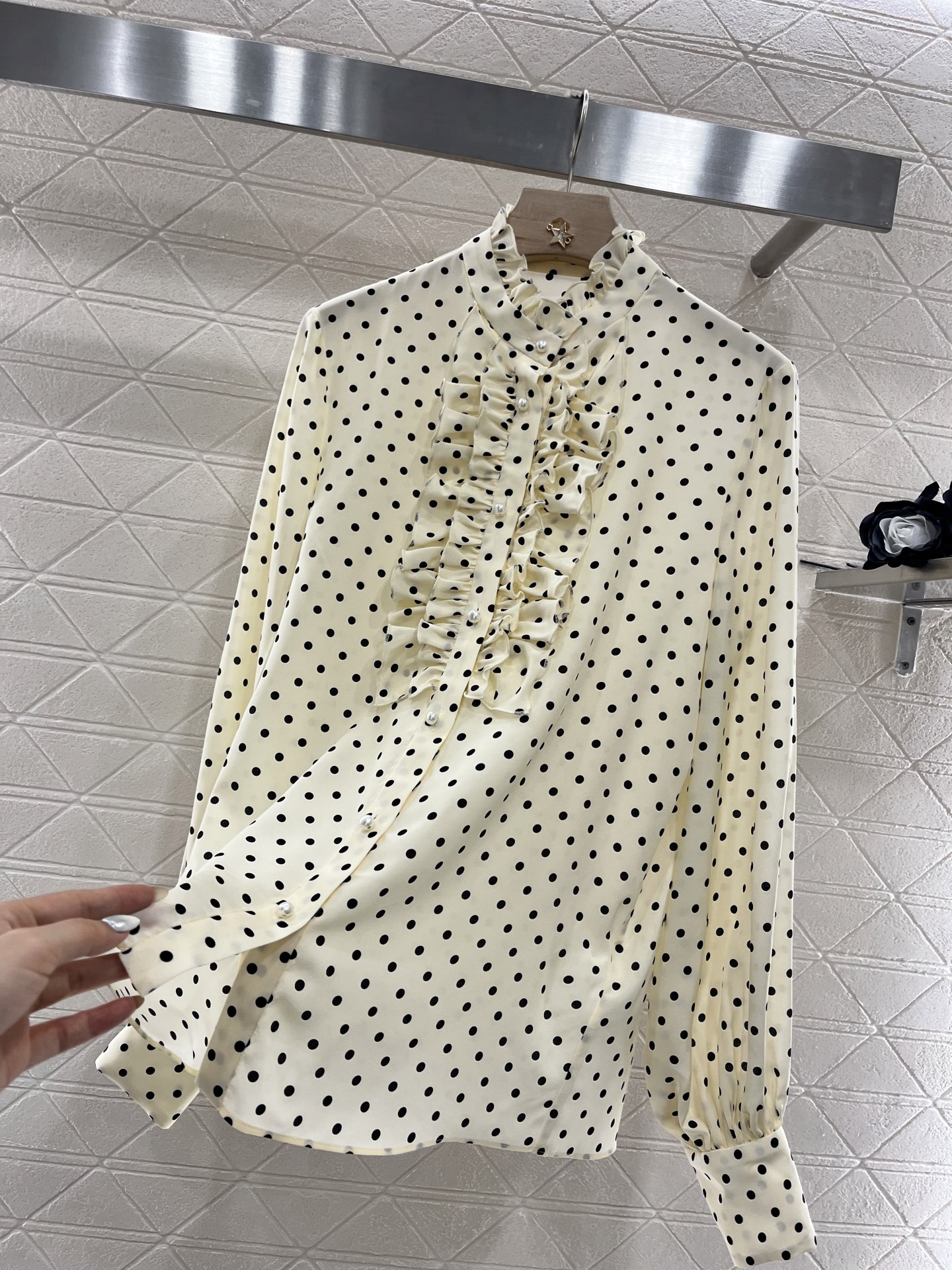 ♥Valentin*♥2025新品上架
    木耳边波点真丝衬衫
定制YB百分百桑蚕丝材质 质感光泽 