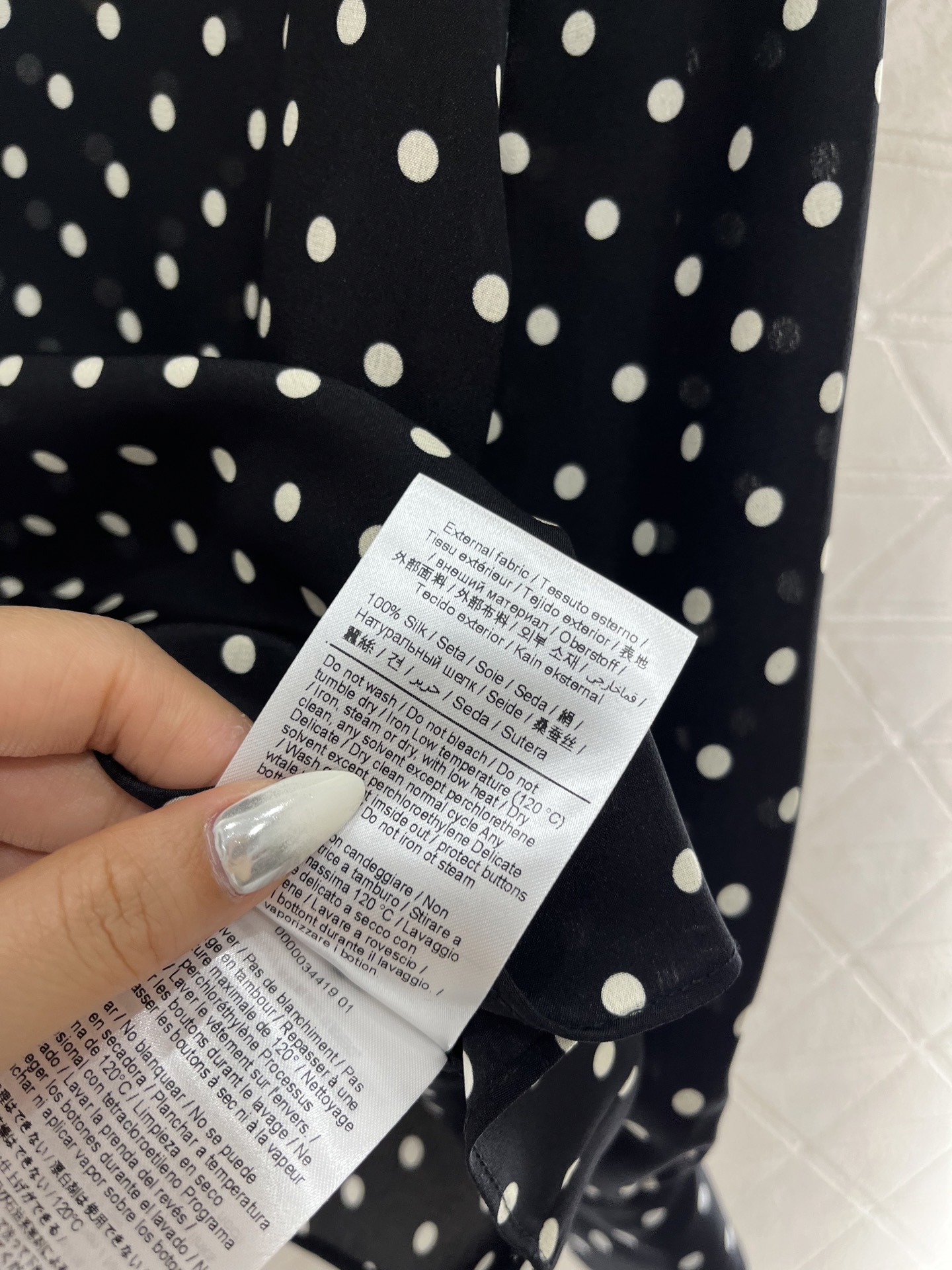♥Valentin*♥2025新品上架
    木耳边波点真丝衬衫
定制YB百分百桑蚕丝材质 质感光泽 