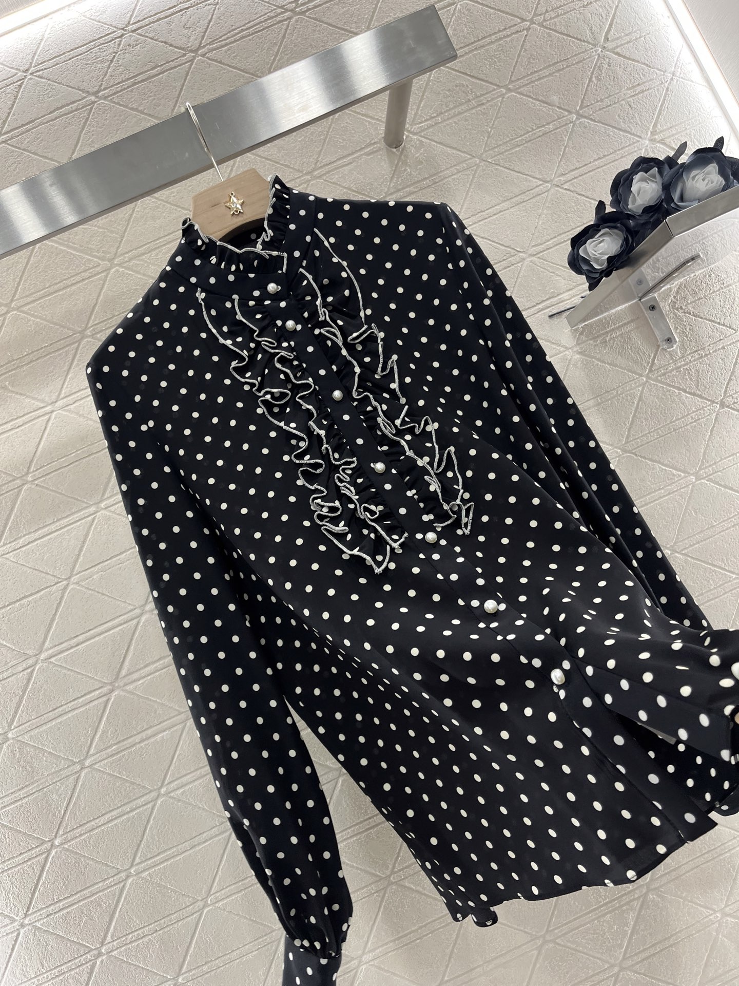 ♥Valentin*♥2025新品上架
    木耳边波点真丝衬衫
定制YB百分百桑蚕丝材质 质感光泽 