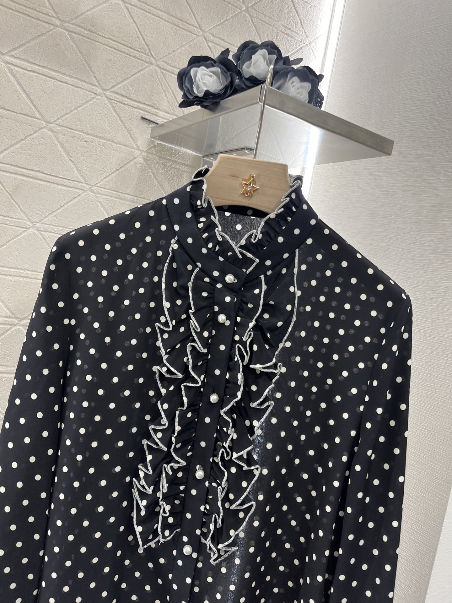 ♥Valentin*♥2025新品上架
    木耳边波点真丝衬衫
定制YB百分百桑蚕丝材质 质感光泽 