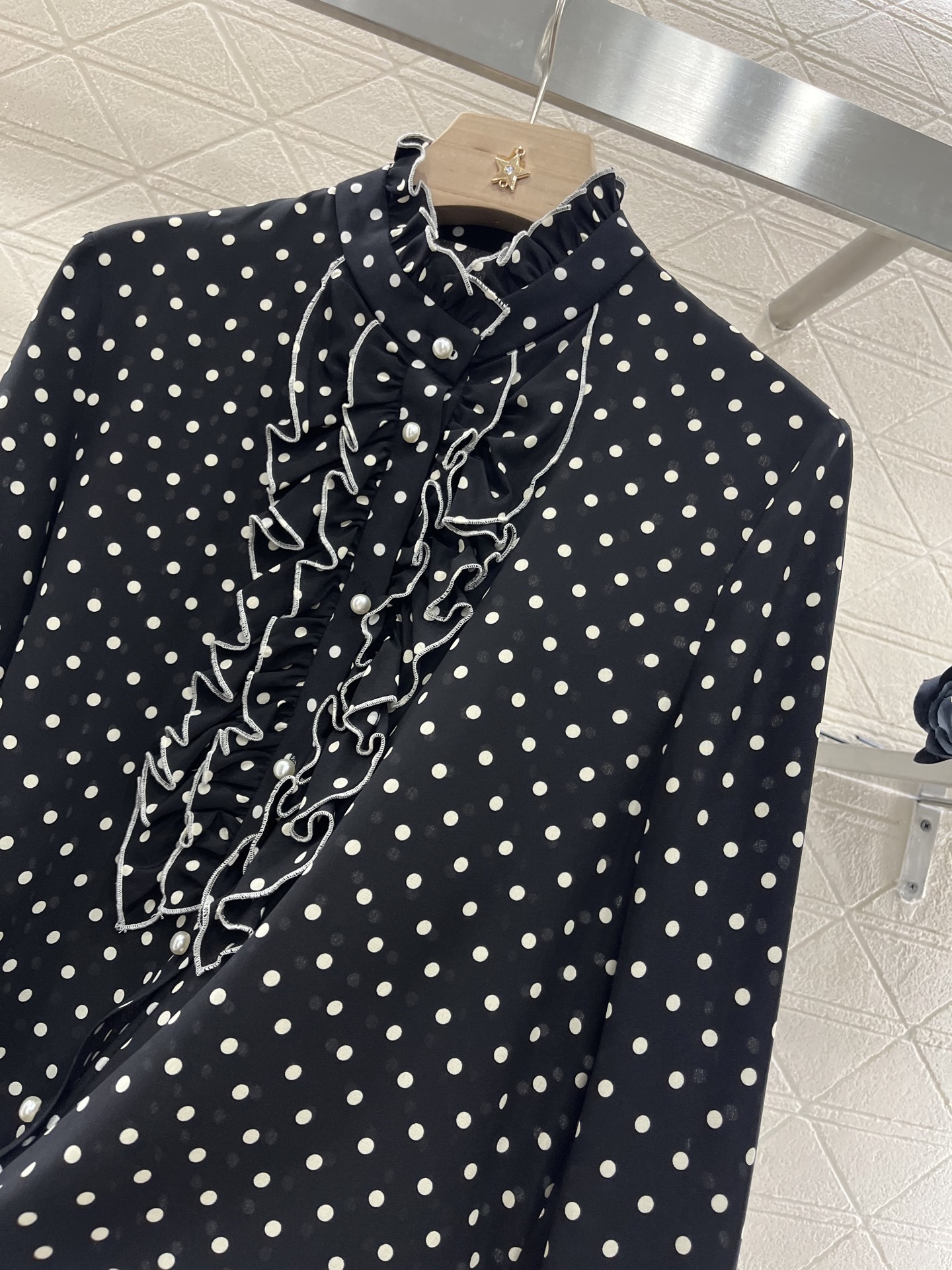 ♥Valentin*♥2025新品上架
    木耳边波点真丝衬衫
定制YB百分百桑蚕丝材质 质感光泽 