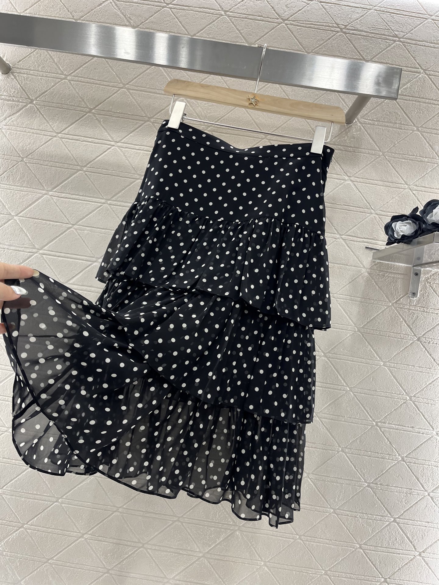 ♥Valentin*♥2025新品上架
   波点度假荷叶蛋糕半裙
定制YB百分百桑蚕丝材质 光泽舒适 