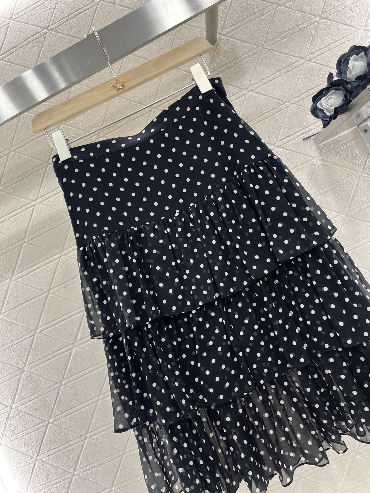 ♥Valentin*♥2025新品上架
   波点度假荷叶蛋糕半裙
定制YB百分百桑蚕丝材质 光泽舒适 