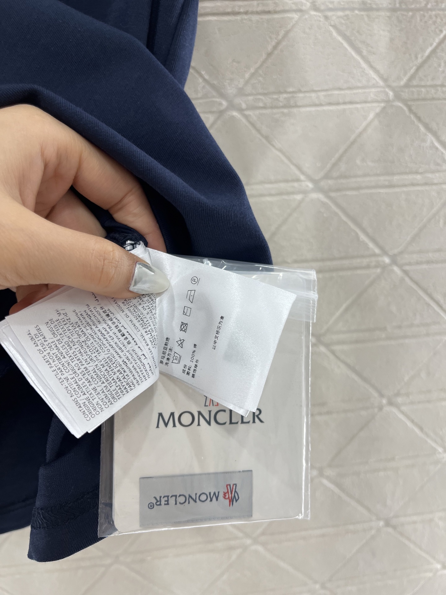 ♥Moncle*♥2025新品上架
      圆领刺绣徽章𝑇𝑒𝑒
定制YB原生全棉材质 透气舒适 质感