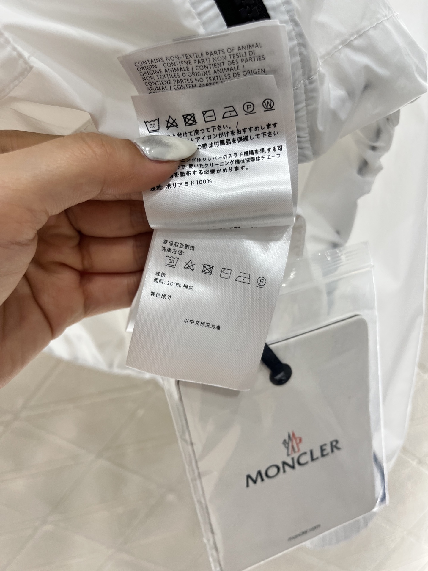 ♥Moncle*♥2025新品上架
   连帽防晒拉链外套
定制YB进口防晒材质 质感有型 舒适透气 连