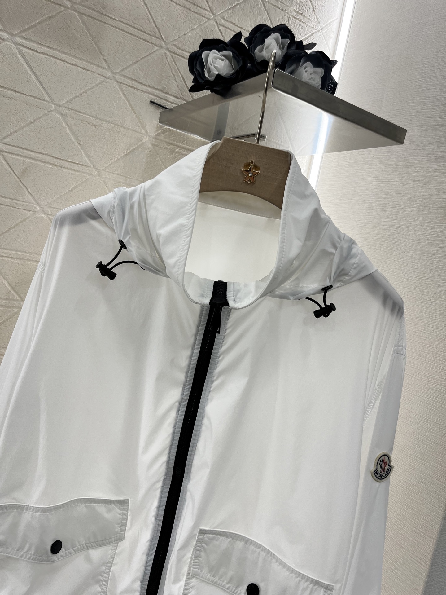 ♥Moncle*♥2025新品上架
   连帽防晒拉链外套
定制YB进口防晒材质 质感有型 舒适透气 连