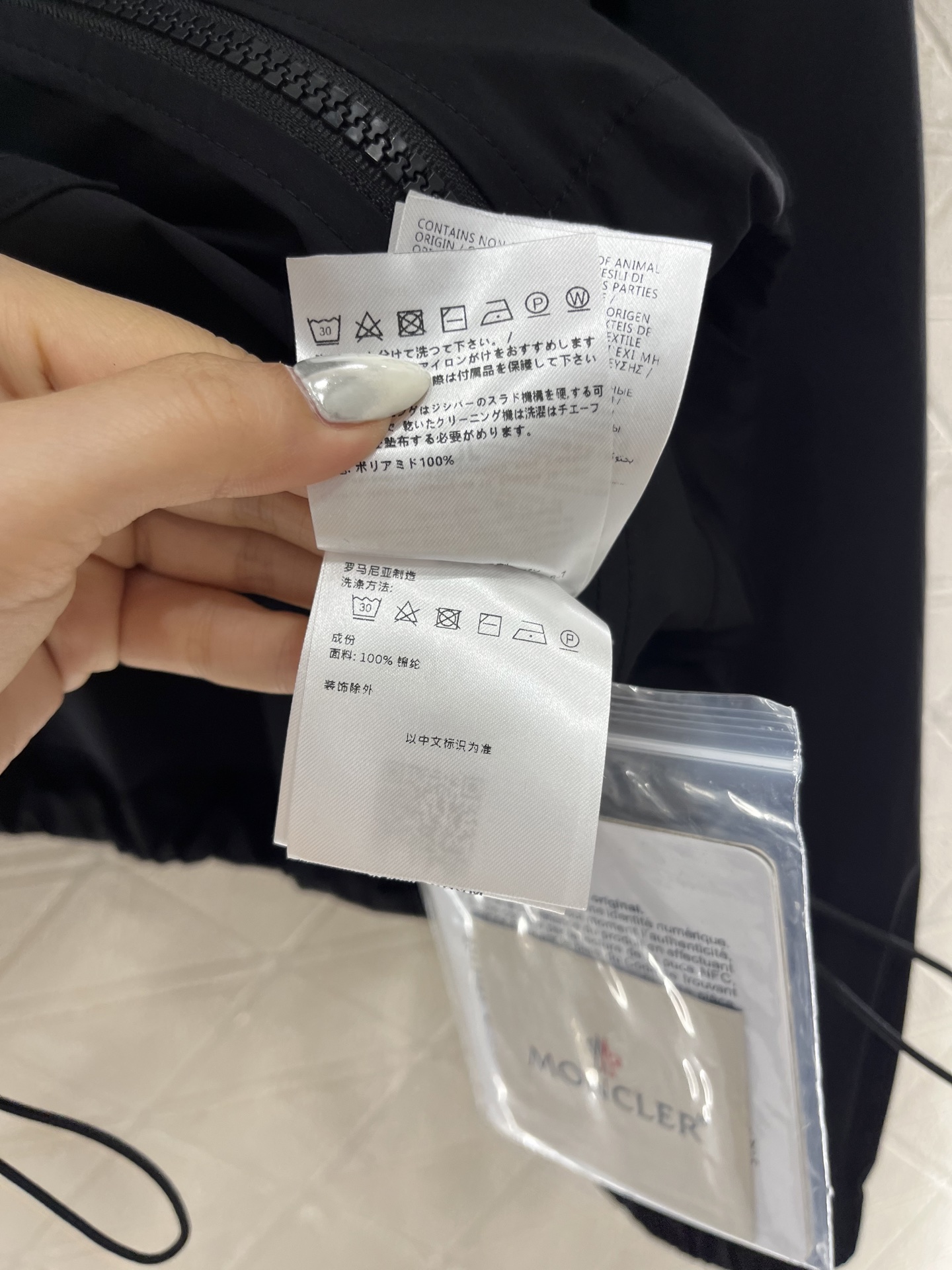 ♥Moncle*♥2025新品上架
   连帽防晒拉链外套
定制YB进口防晒材质 质感有型 舒适透气 连