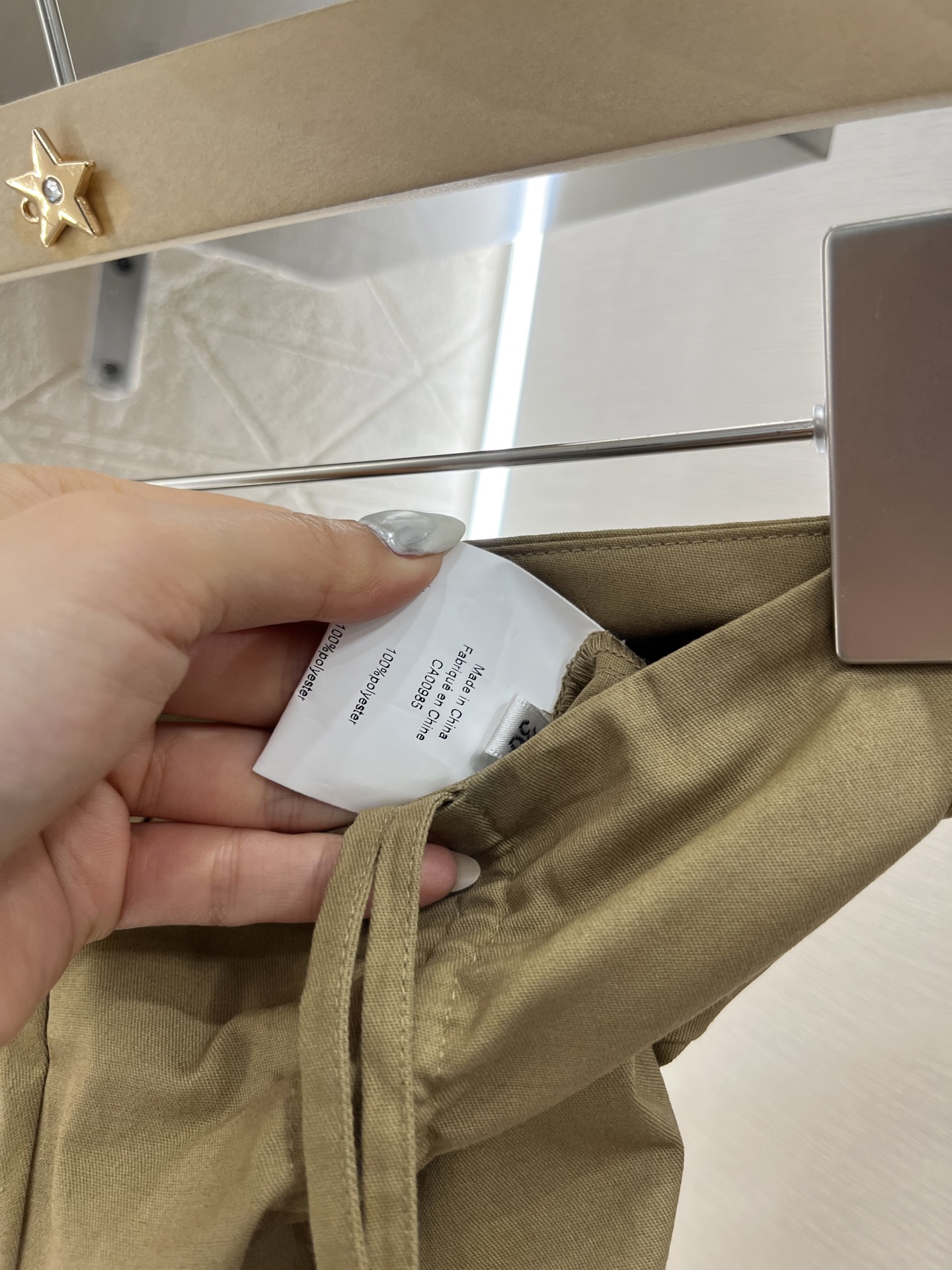 ♥25s潮牌*♥2025新品上架
      褶皱微喇长裤
定制YB进口尼龙材质 质感光泽十足 垂感肌理