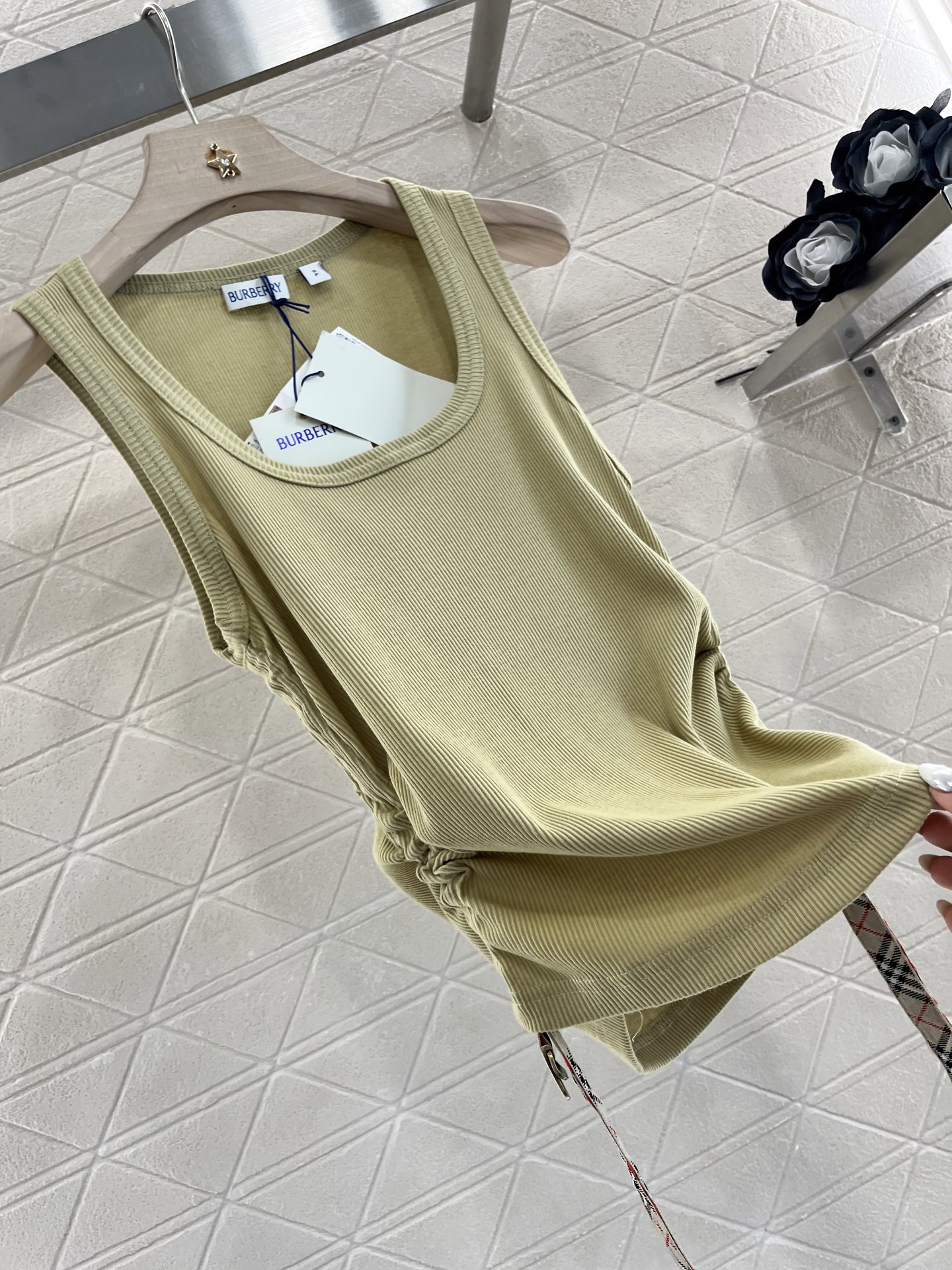 ♥Burberr*♥2025新品上架
     格纹抽绳全棉背心
定制YB原生全棉材质 质感高级舒适 全
