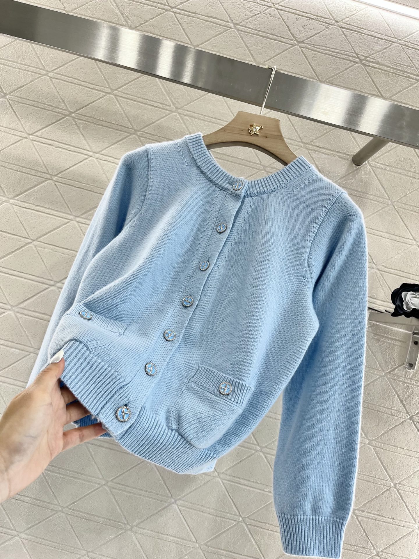 ♥Chane*♥2025新品上架
      正反襟扣针织开衫
定制YB羊绒纱线织造 柔软舒适 洋气显瘦