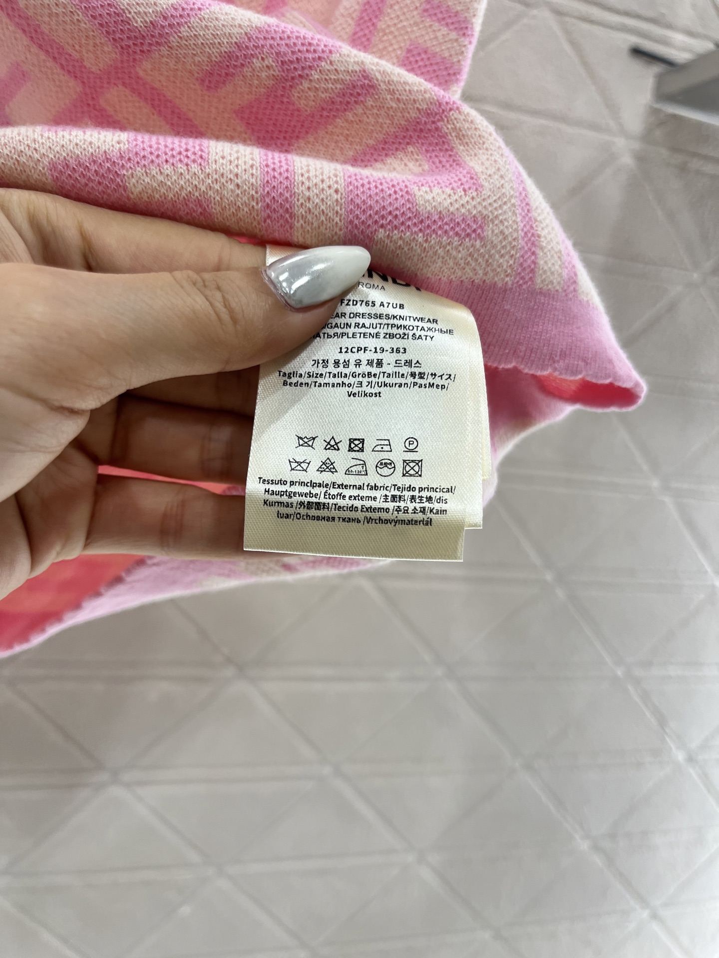 ♥Fend*♥2025新品上架
      提花针织背心
定制YB棉涤纱线织造 质感舒适 弹力十足 U形