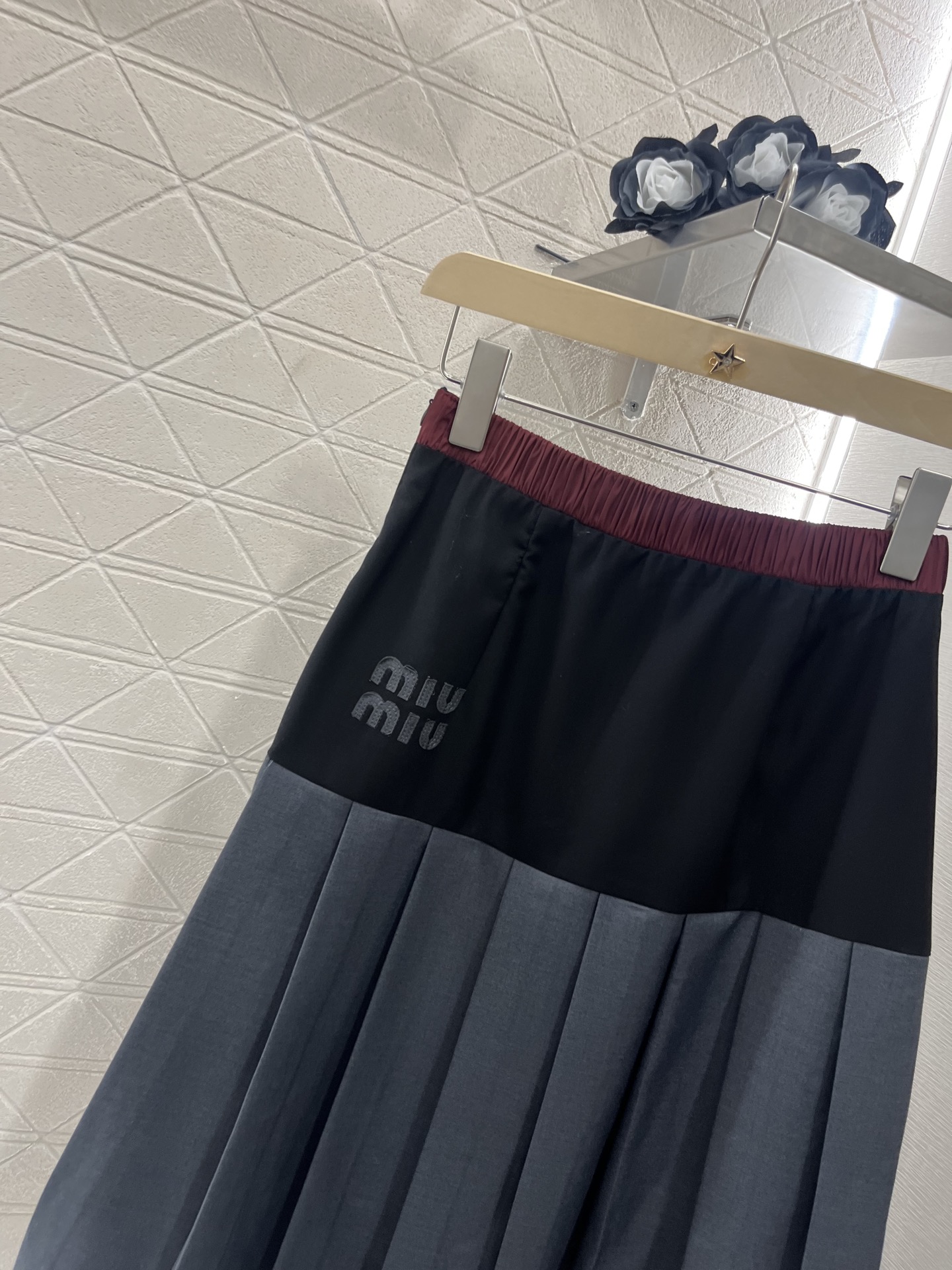 ♥Miumi*♥2025新品上架
  拼色短袖外套半裙套装
定制YB斜纹全棉材质 透气性更好 夏日穿搭首