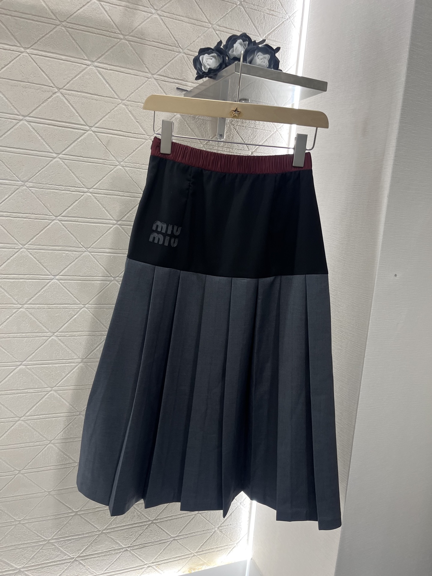 ♥Miumi*♥2025新品上架
  拼色短袖外套半裙套装
定制YB斜纹全棉材质 透气性更好 夏日穿搭首
