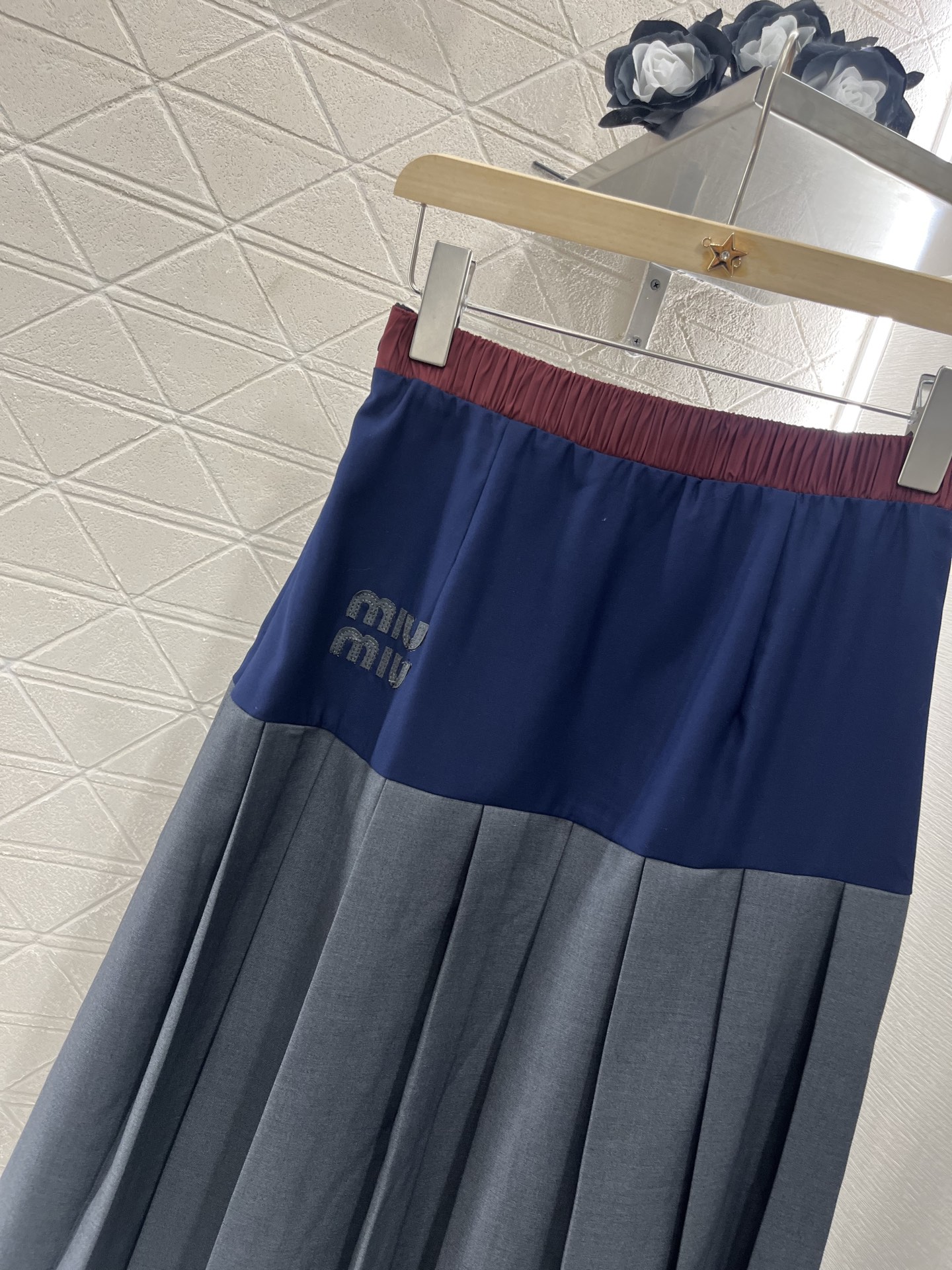 ♥Miumi*♥2025新品上架
  拼色短袖外套半裙套装
定制YB斜纹全棉材质 透气性更好 夏日穿搭首