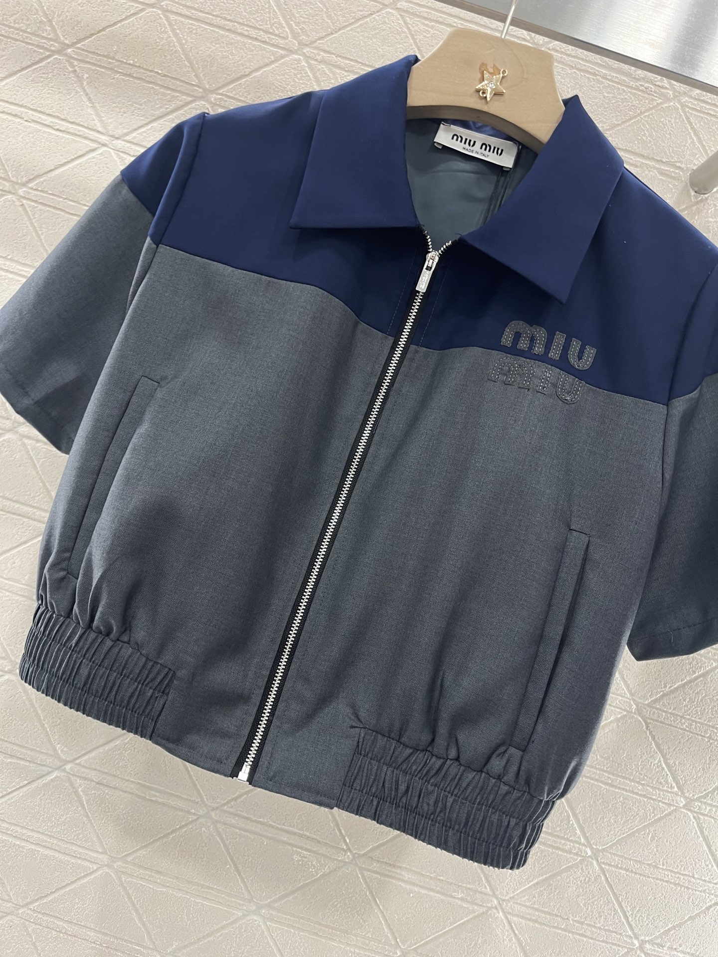 ♥Miumi*♥2025新品上架
  拼色短袖外套半裙套装
定制YB斜纹全棉材质 透气性更好 夏日穿搭首