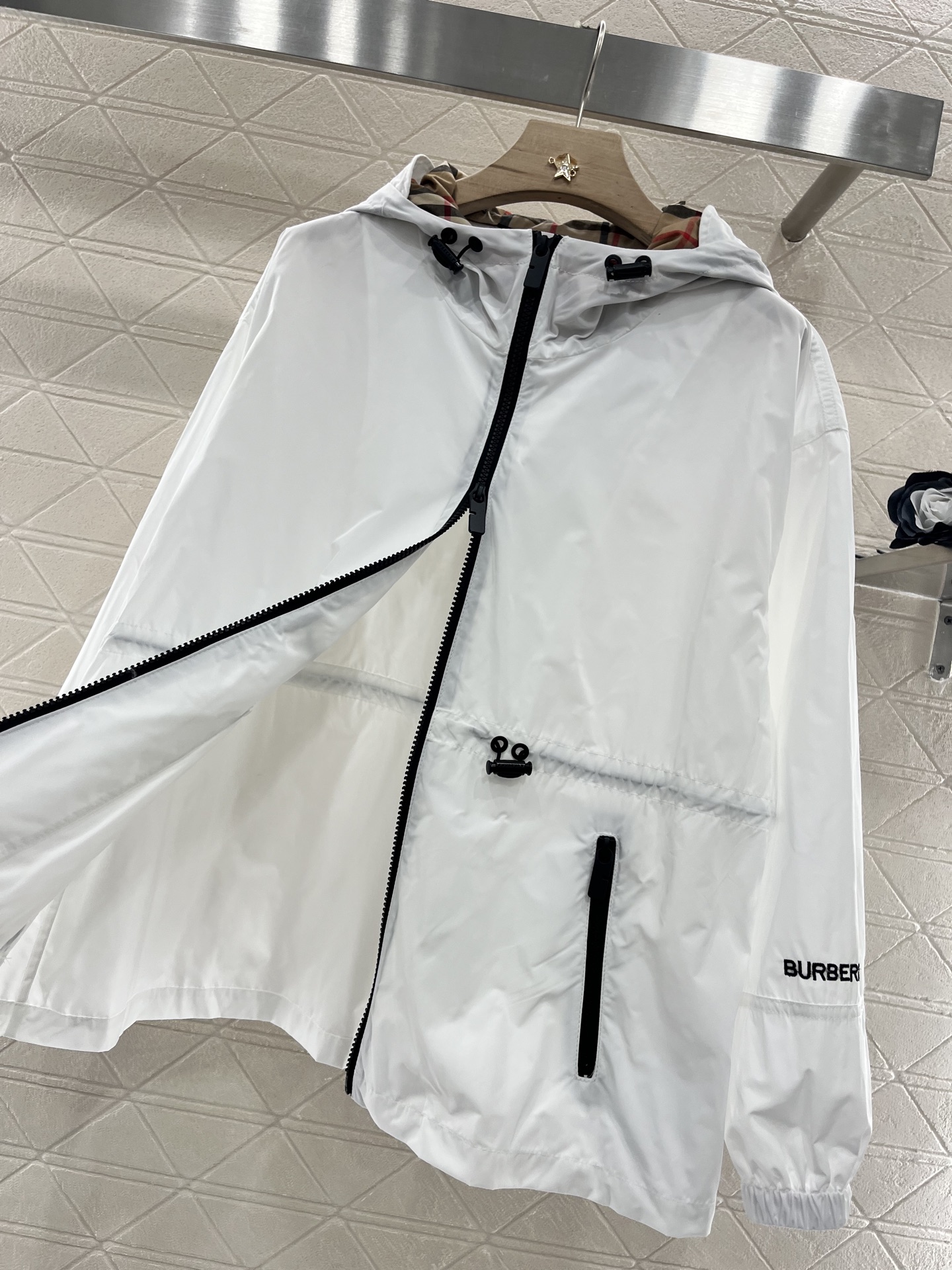 ♥Burberr*♥2025新品上架
    连帽外套格纹短裤套装
定制YB进口防风防水尼龙材质 质感高