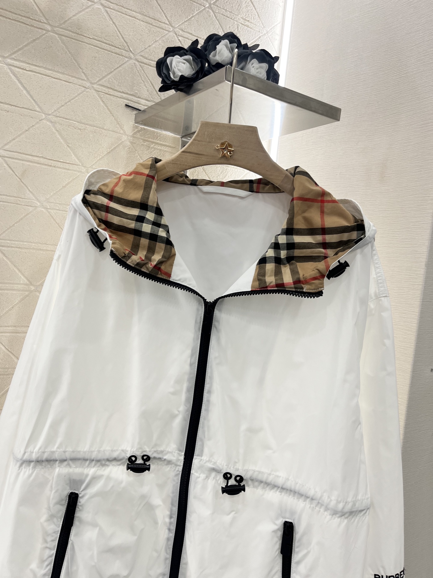 ♥Burberr*♥2025新品上架
    连帽外套格纹短裤套装
定制YB进口防风防水尼龙材质 质感高