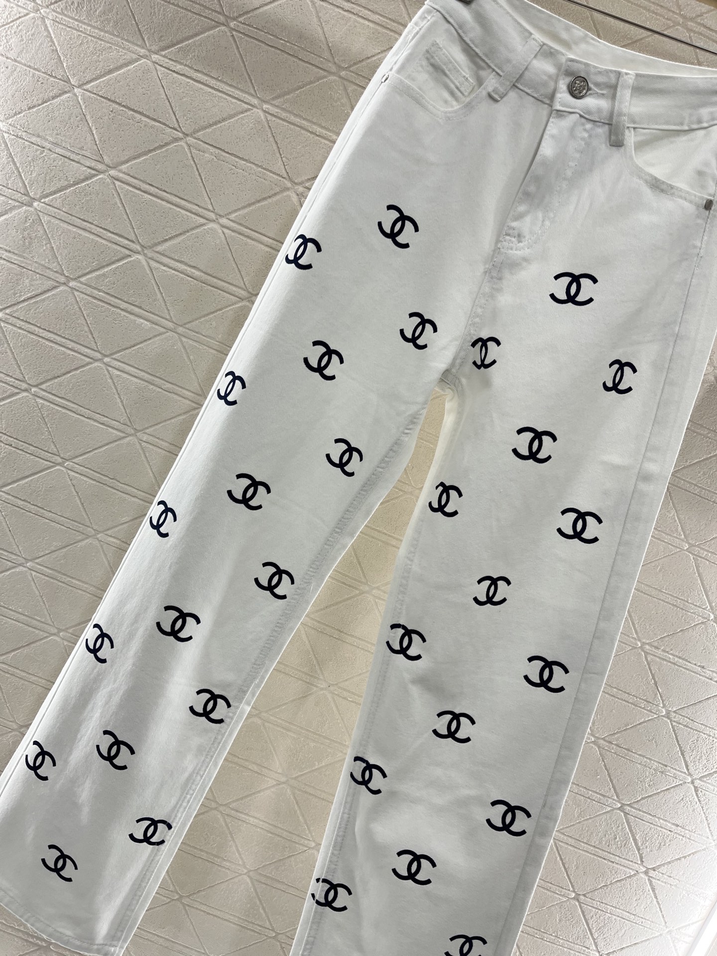 ♥Chane*♥2025新品上架
    印花牛仔直筒长裤
定制YB斜纹棉牛仔面料 透气性佳 柔软亲肤 