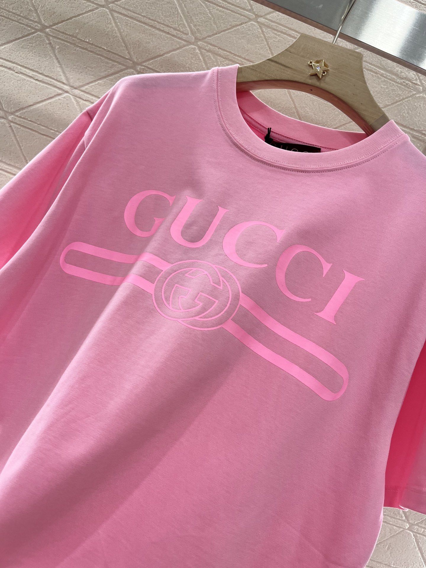 ♥Gucc*♥2025新品上架
      印花圆领𝑇𝑒𝑒
定制YB原生全棉材质 透气舒适 质感十足 宽