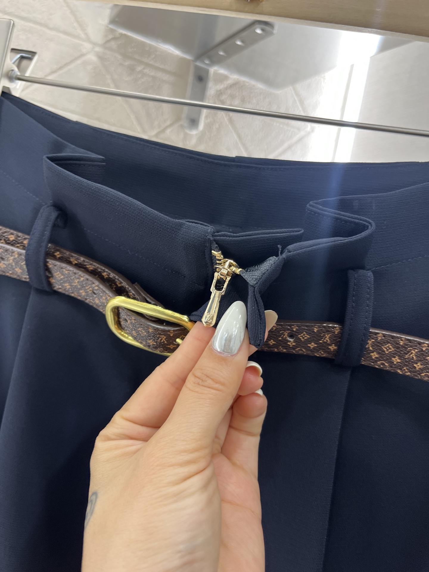 ♥Louis Vuitto*♥2025新品上架
      腰带西装萝卜裤
定制YB进口醋酸材质 质感光