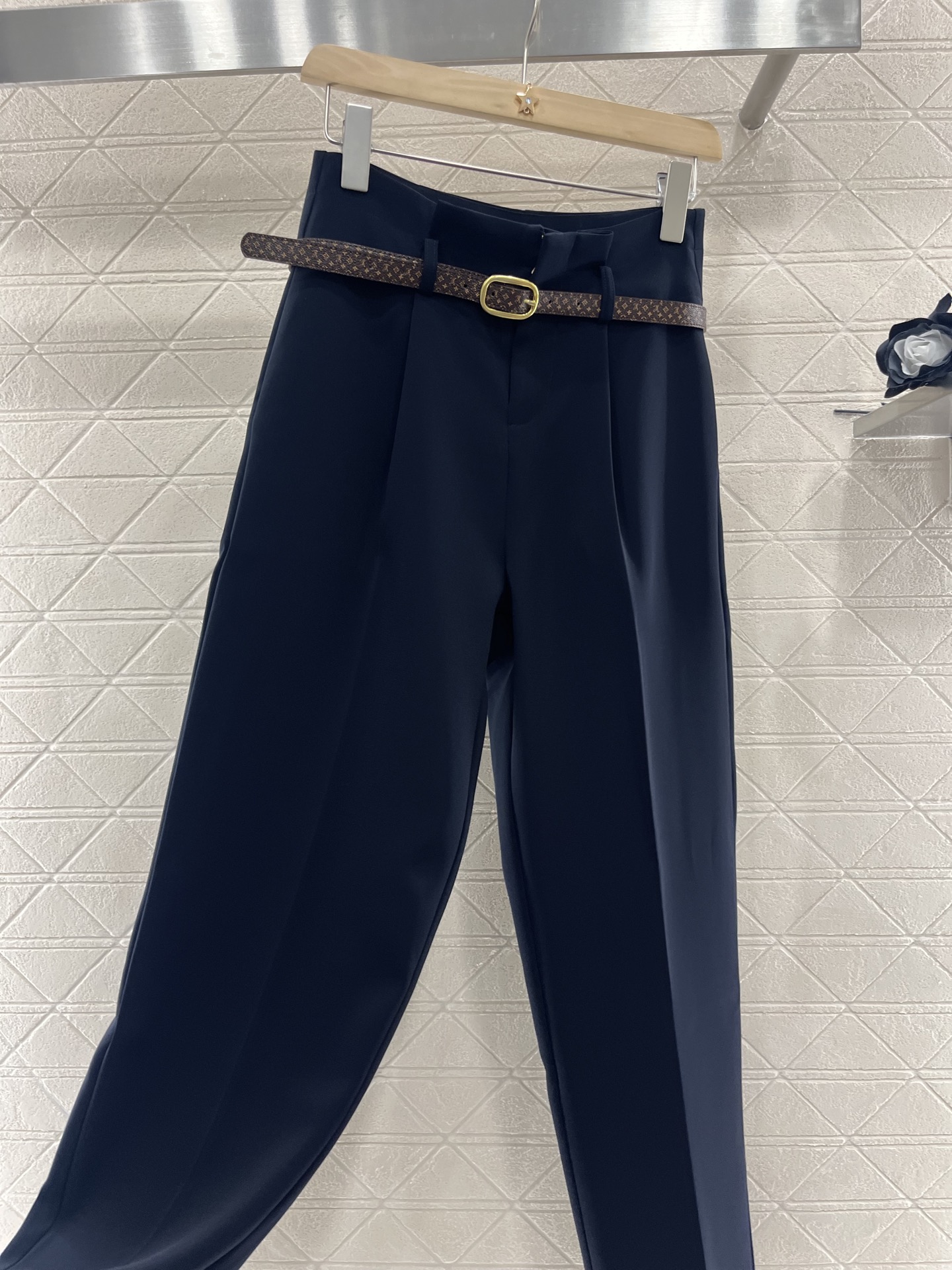 ♥Louis Vuitto*♥2025新品上架
      腰带西装萝卜裤
定制YB进口醋酸材质 质感光