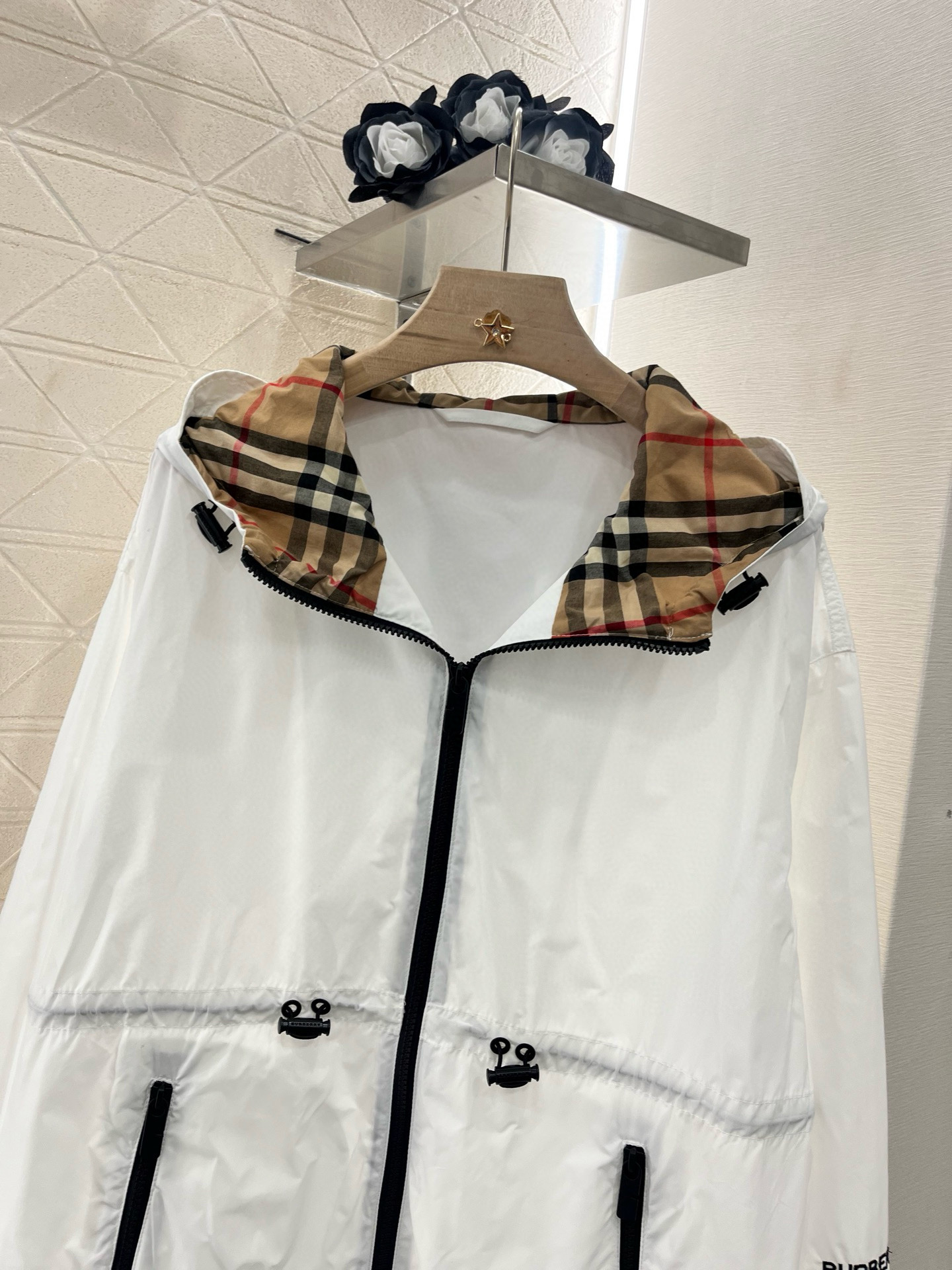 ♥Burberr*♥2025新品上架
    连帽外套格纹短裤套装
定制YB进口防风防水尼龙材质 质感高