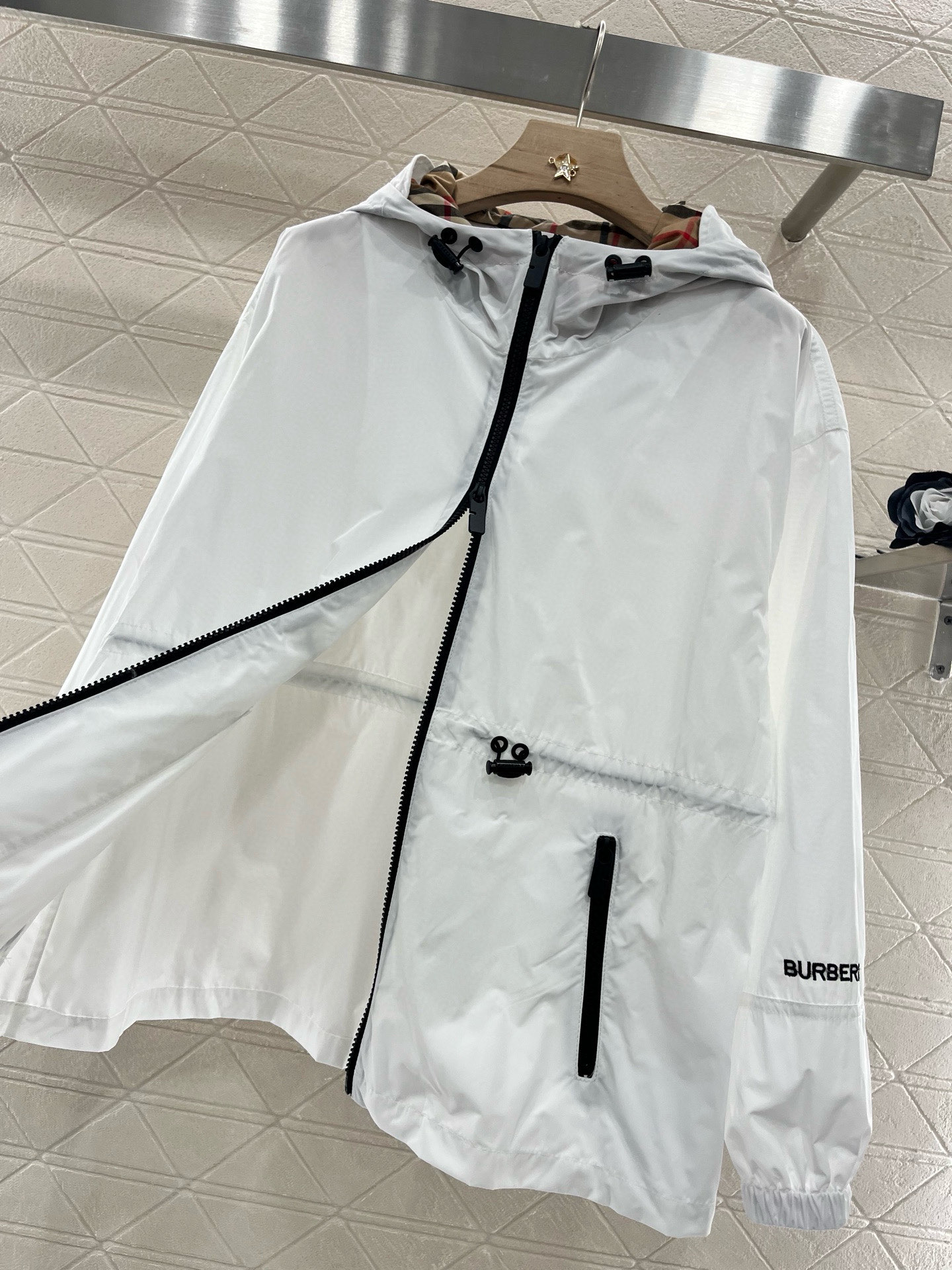 ♥Burberr*♥2025新品上架
    连帽外套格纹短裤套装
定制YB进口防风防水尼龙材质 质感高