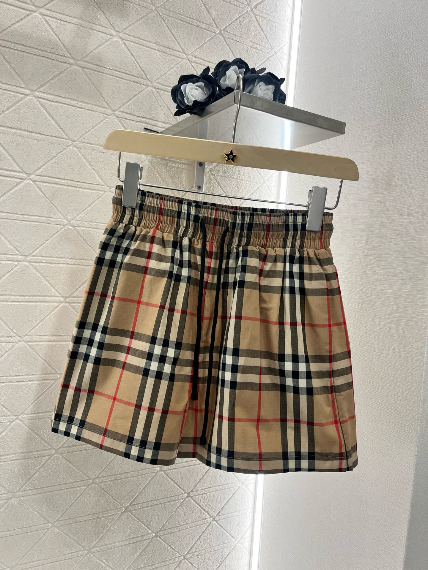 ♥Burberr*♥2025新品上架
    连帽外套格纹短裤套装
定制YB进口防风防水尼龙材质 质感高