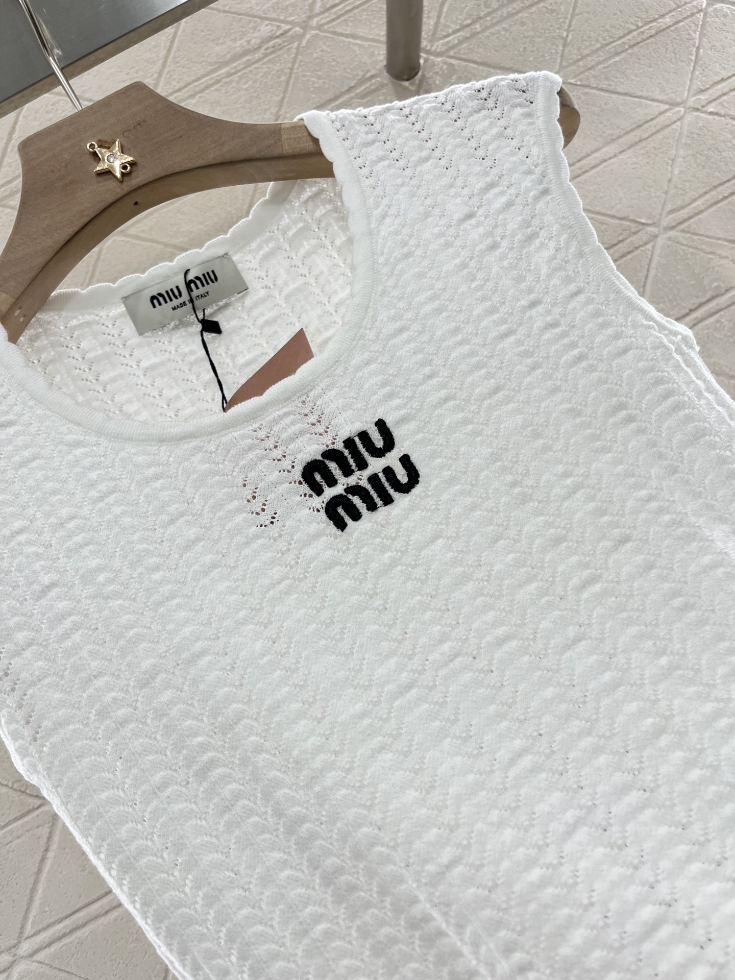 ♥Miumi*♥2025新品上架
      镂空花边针织背心
定制YB羊毛纱线织造 质感弹力透气 针织