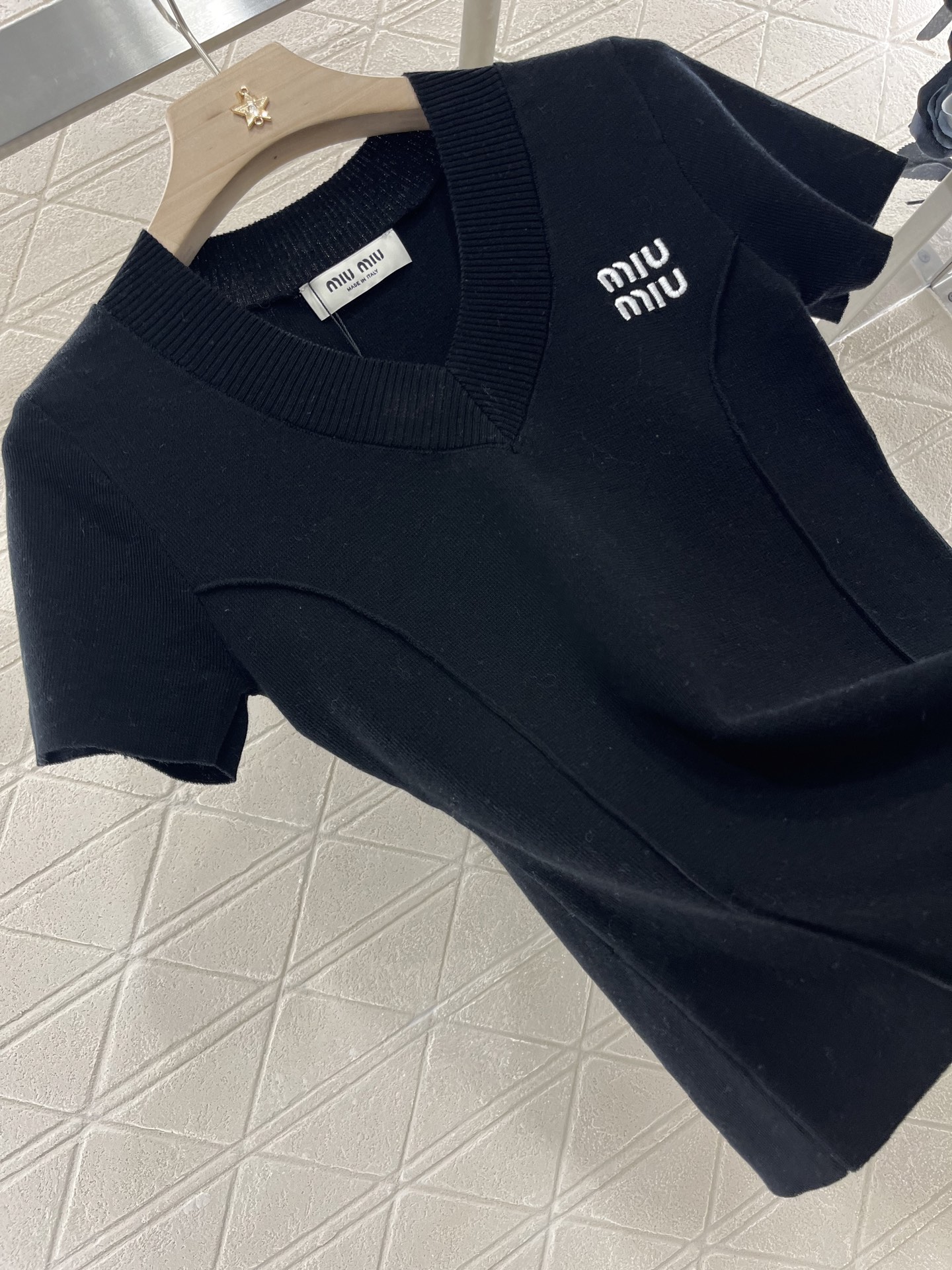 ♥Miumi*♥2025新品上架
     V领修身针织短袖
定制YB羊毛纱线织造 质感弹力透气 针织短
